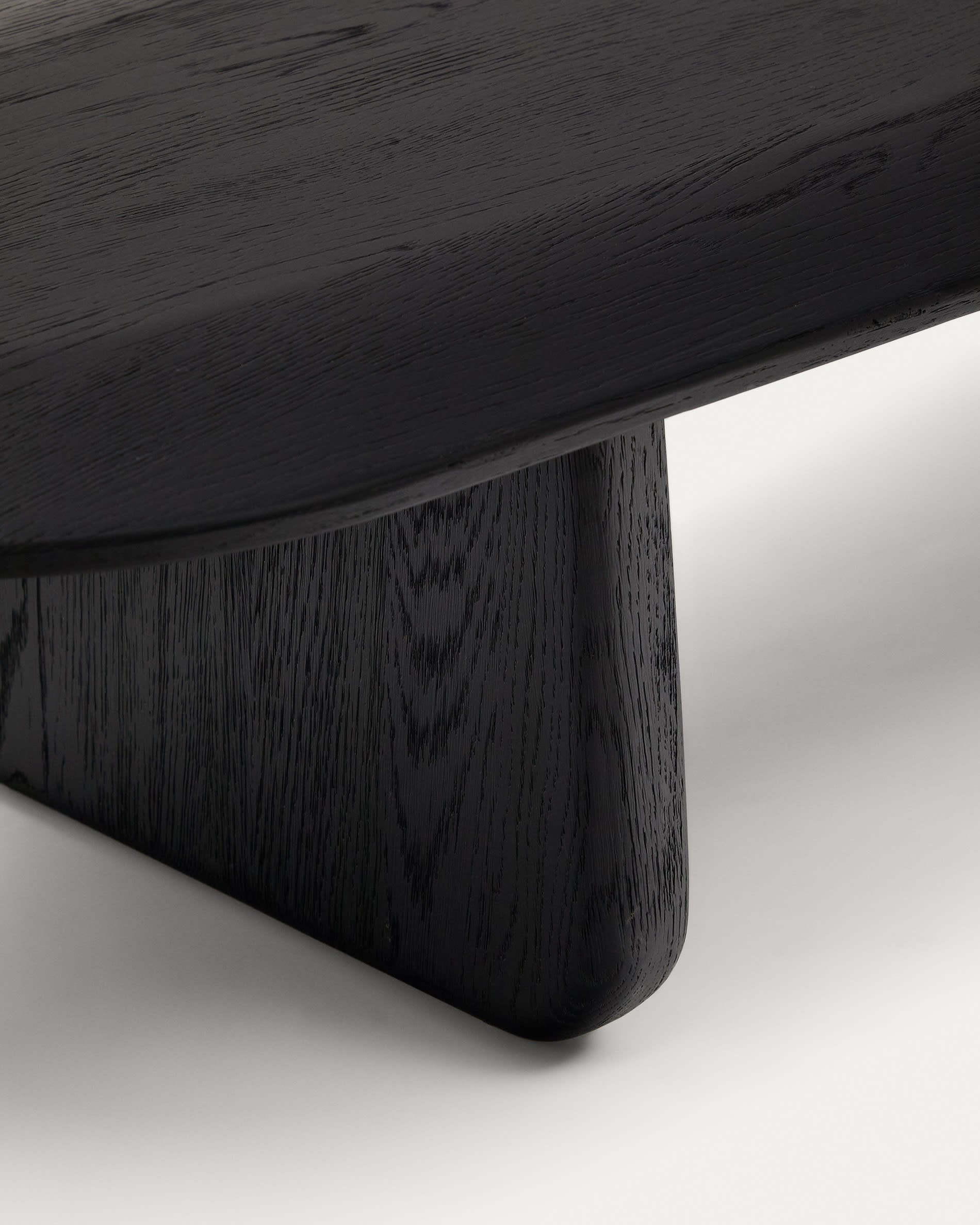 Moderner Couchtisch Pirita aus FSC-zertifizierter massiver Eiche, schwarzes Finish, Maße 146 x 56,5 cm, von Kave Home.