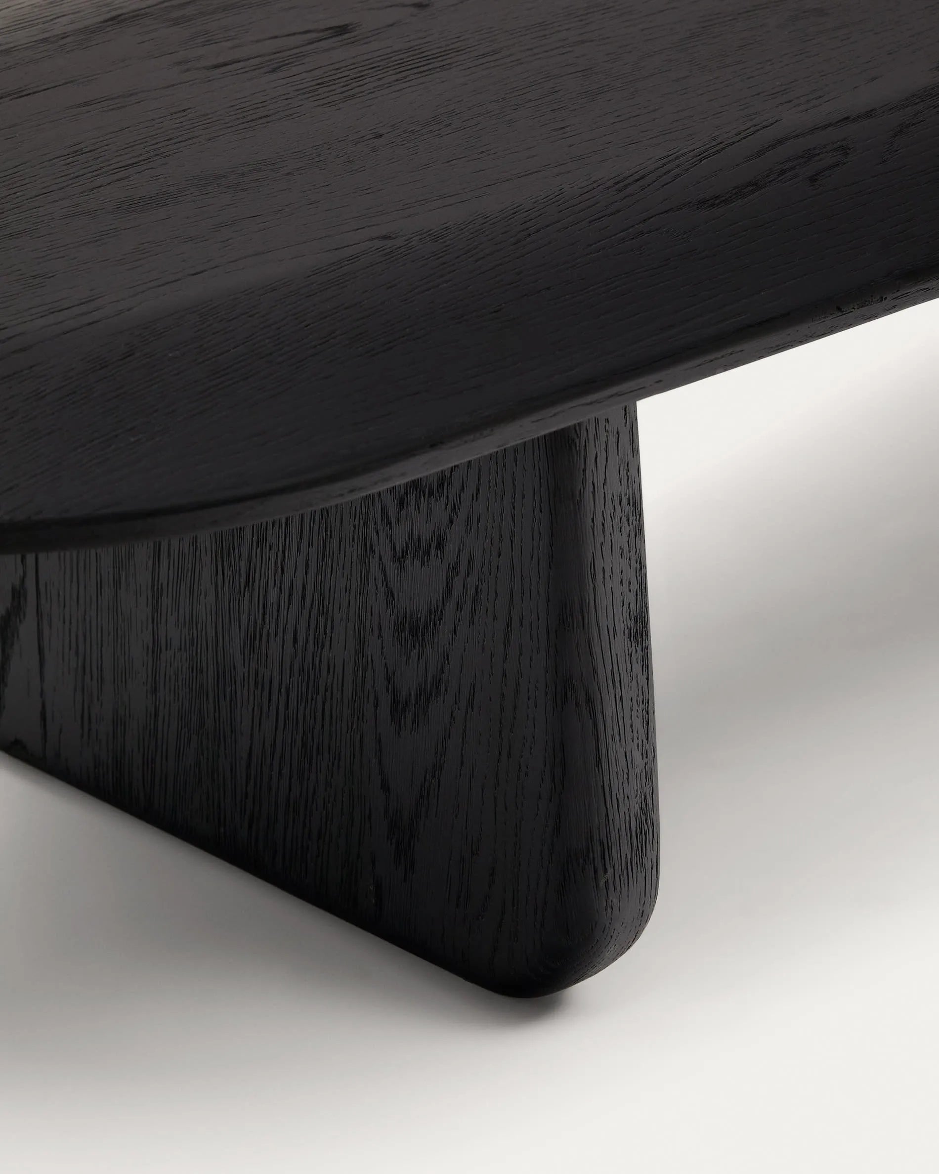 Eleganter Couchtisch aus massiver Eiche mit schwarzem Finish, FSC-zertifiziert, 146 x 56,5 cm, ideal für stilvolle Wohnräume.