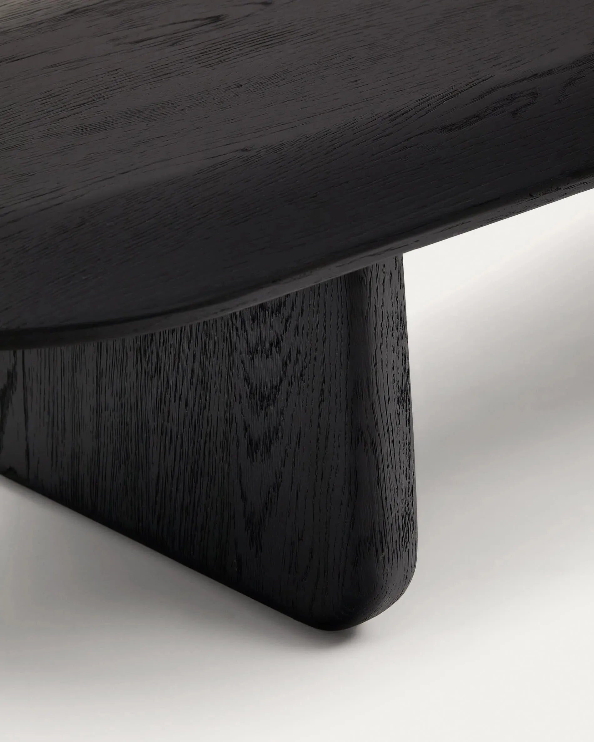 Eleganter Couchtisch aus massiver Eiche mit schwarzem Finish, FSC-zertifiziert, 146 x 56,5 cm, ideal für stilvolle Wohnräume.