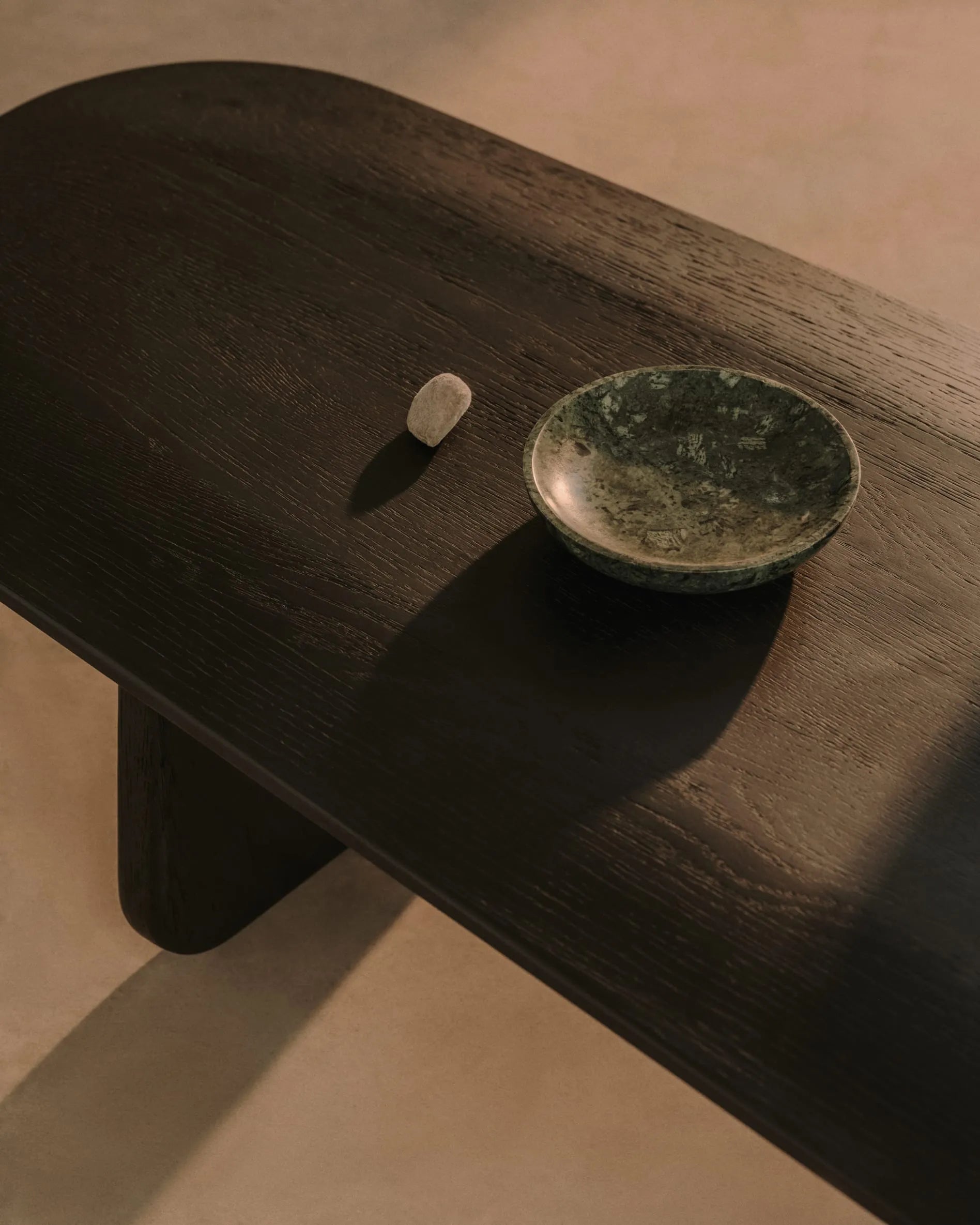 Eleganter Couchtisch aus massiver Eiche mit schwarzem Finish, FSC-zertifiziert, 146 x 56,5 cm, ideal für stilvolle Wohnräume.