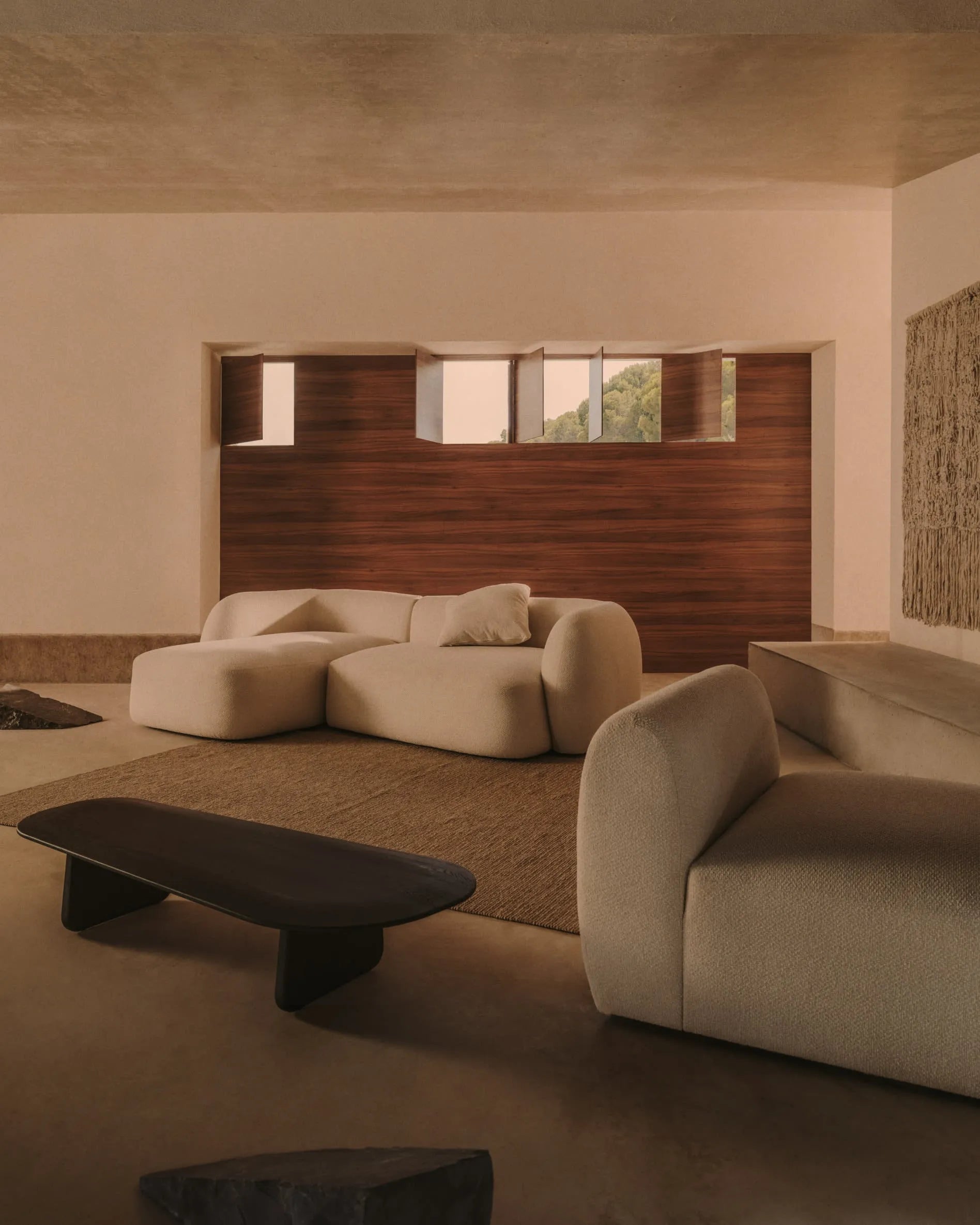Eleganter Couchtisch aus massiver Eiche mit schwarzem Finish, FSC-zertifiziert, 146 x 56,5 cm, ideal für stilvolle Wohnräume.