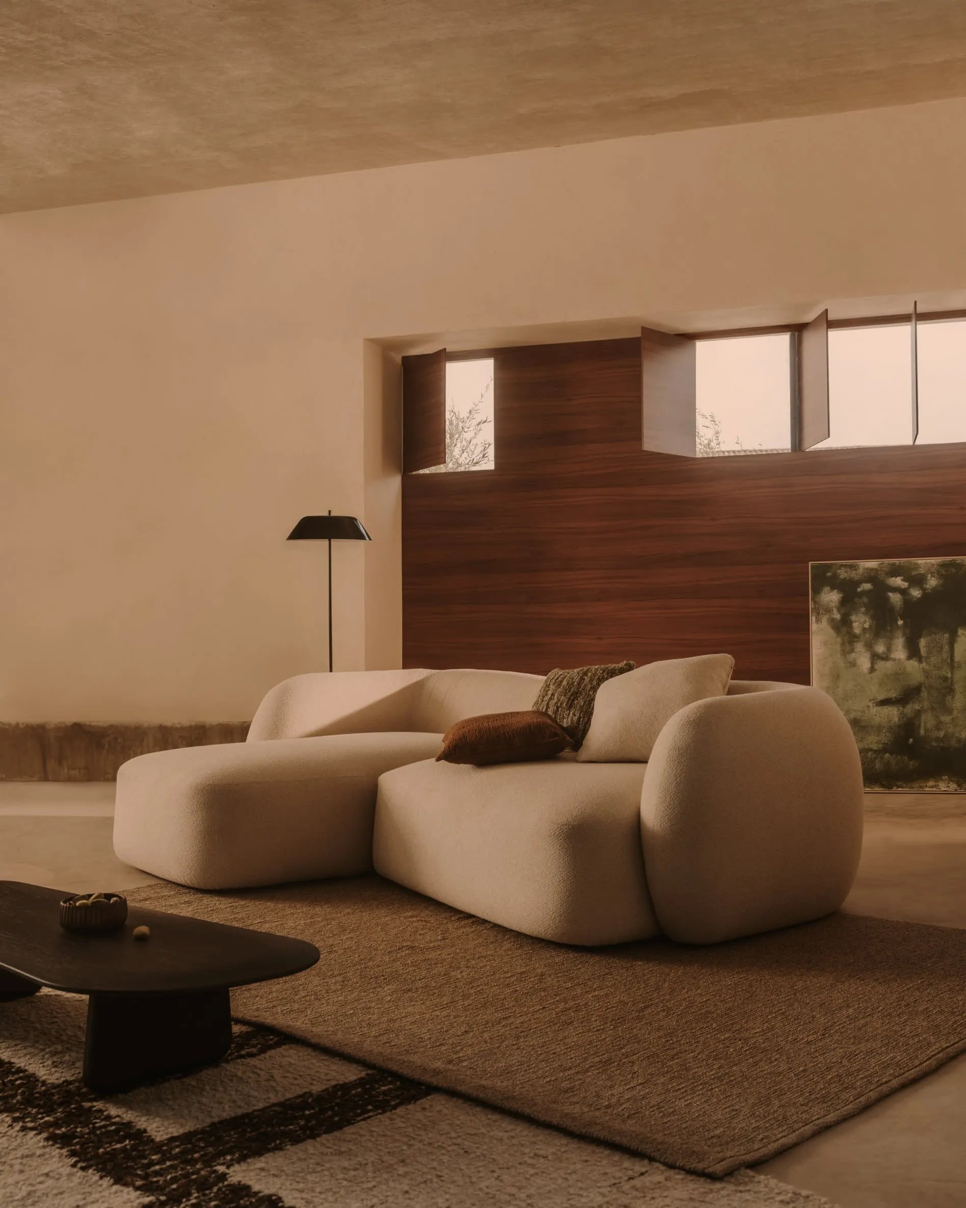 Eleganter Couchtisch aus massiver Eiche mit schwarzem Finish, FSC-zertifiziert, 146 x 56,5 cm, ideal für stilvolle Wohnräume.