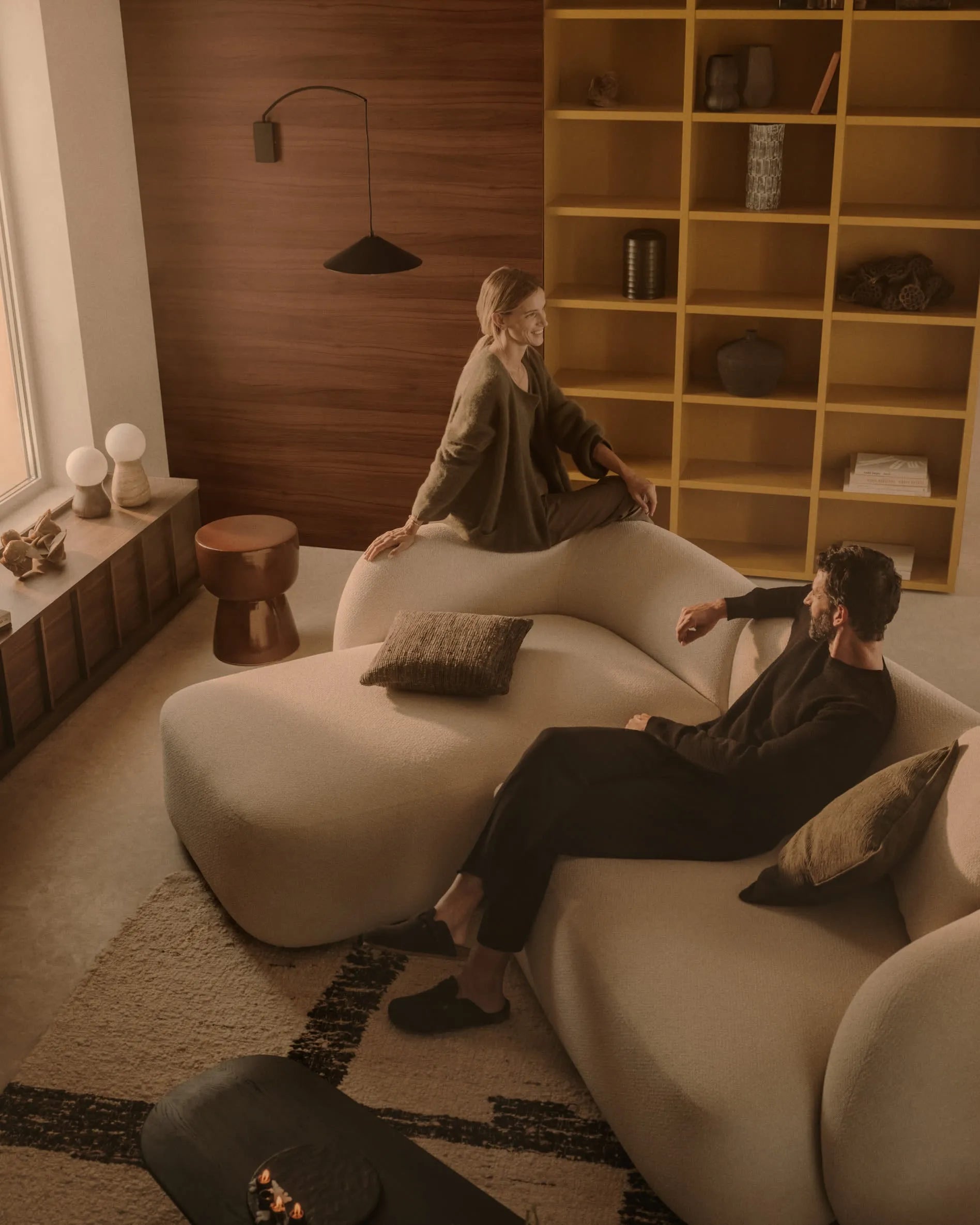 Eleganter Couchtisch aus massiver Eiche mit schwarzem Finish, FSC-zertifiziert, 146 x 56,5 cm, ideal für stilvolle Wohnräume.