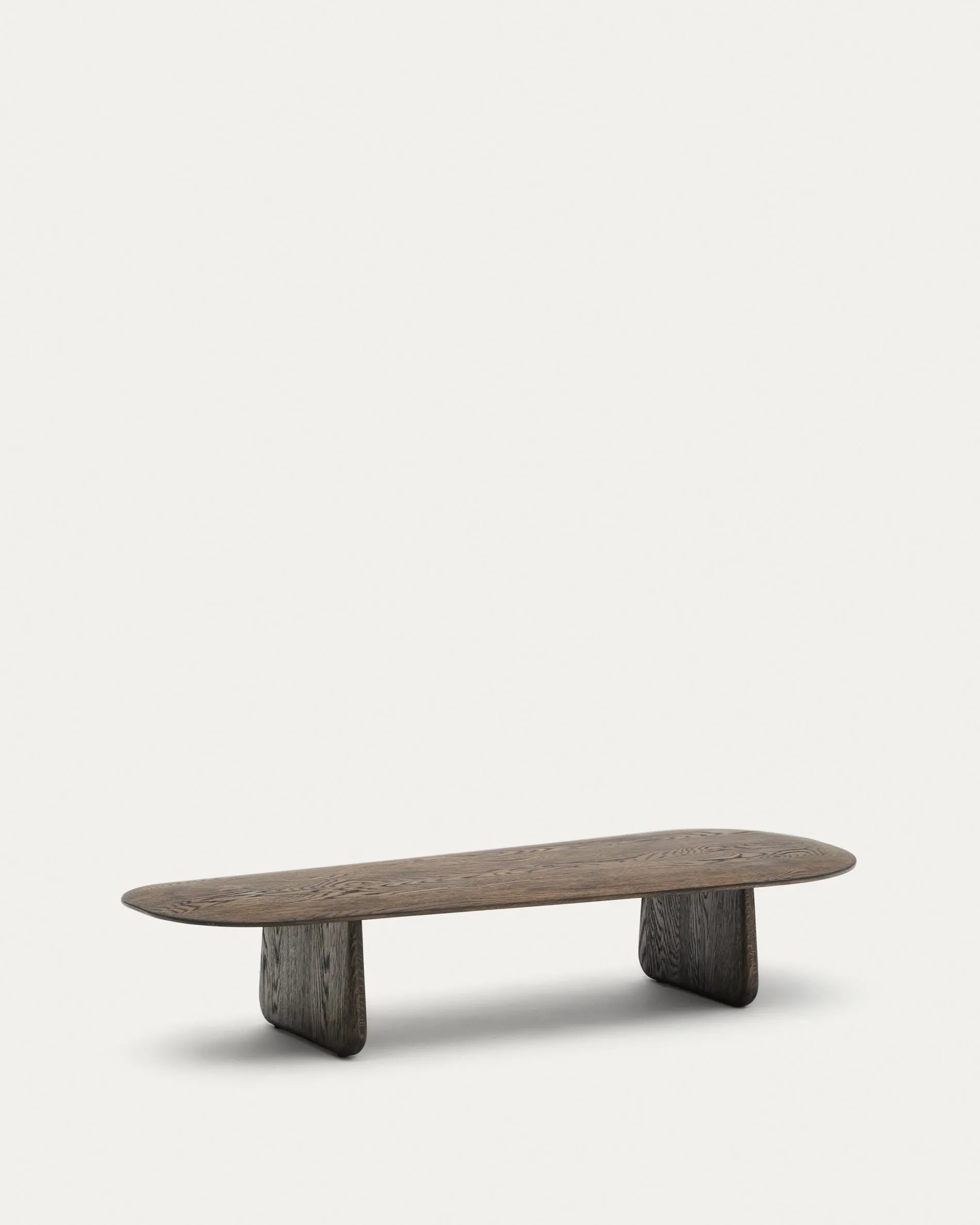 Eleganter Couchtisch aus massiver Eiche mit dunklem Finish, FSC-zertifiziert, 146 x 56,5 cm, von Kave Home.