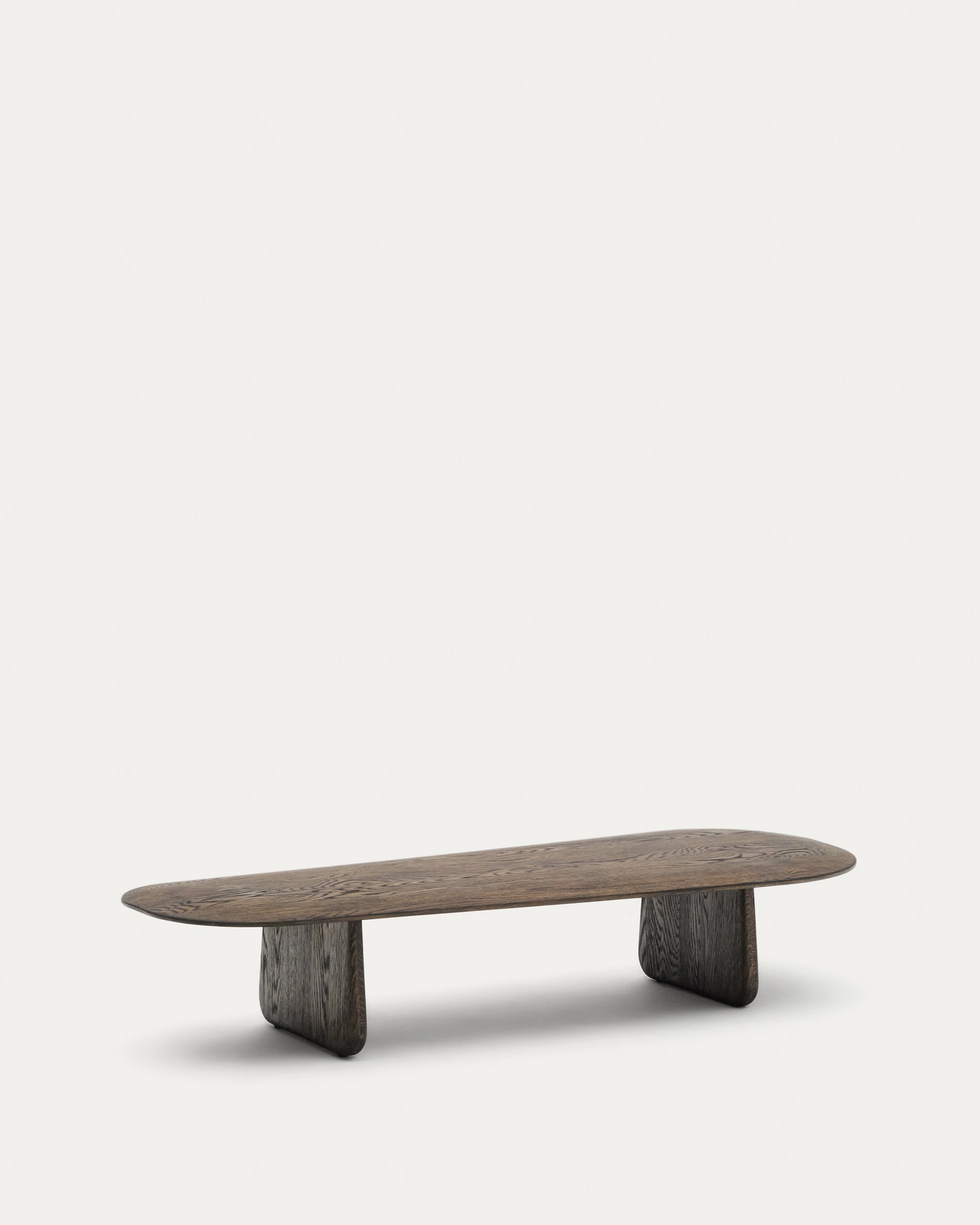 Moderner Couchtisch Pirita aus massiver Eiche mit dunklem Finish, 146 x 56,5 cm, FSC 100%, von Kave Home, stilvoll und nachhaltig.