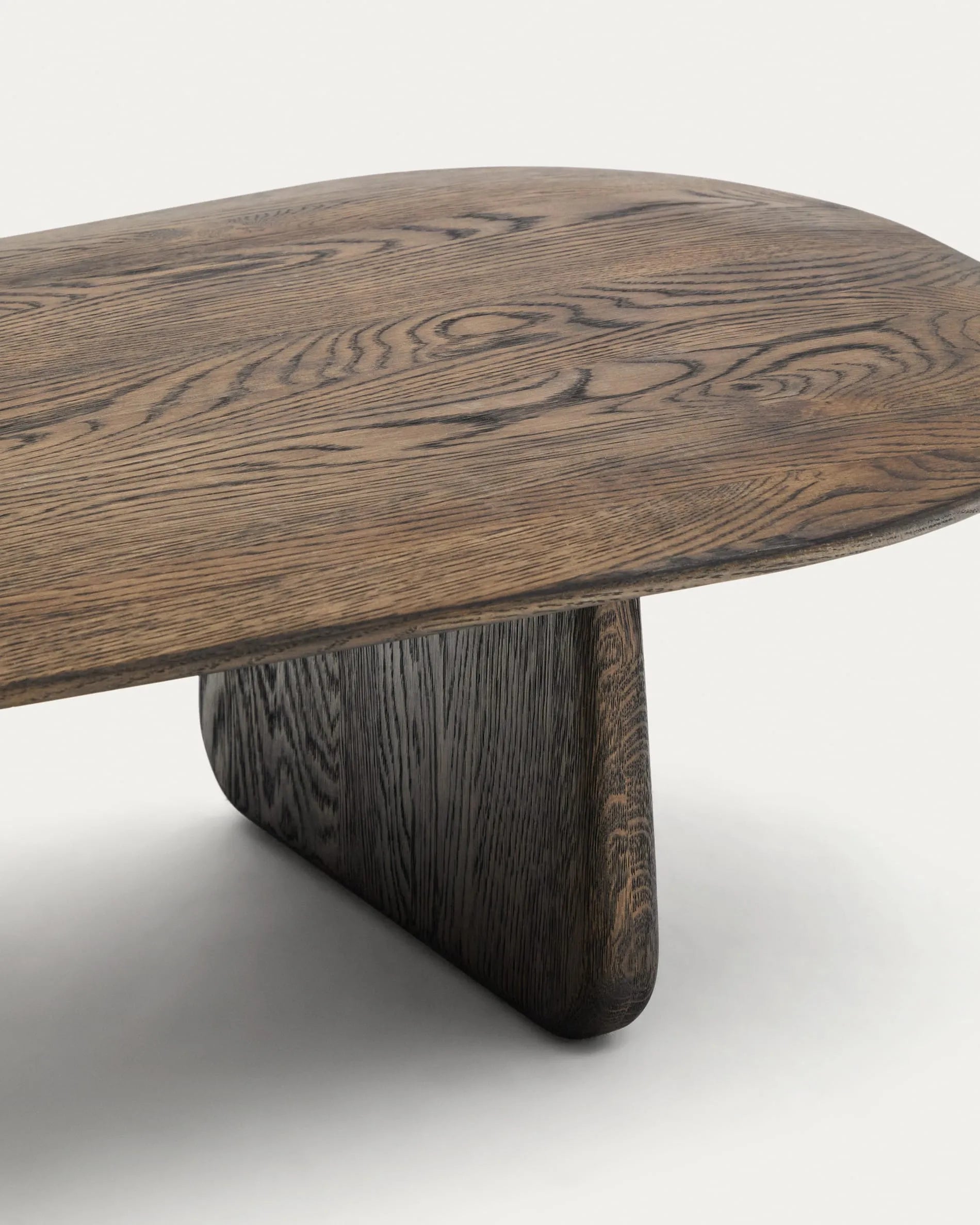 Eleganter Couchtisch aus massiver Eiche mit dunklem Finish, FSC-zertifiziert, 146 x 56,5 cm, von Kave Home.