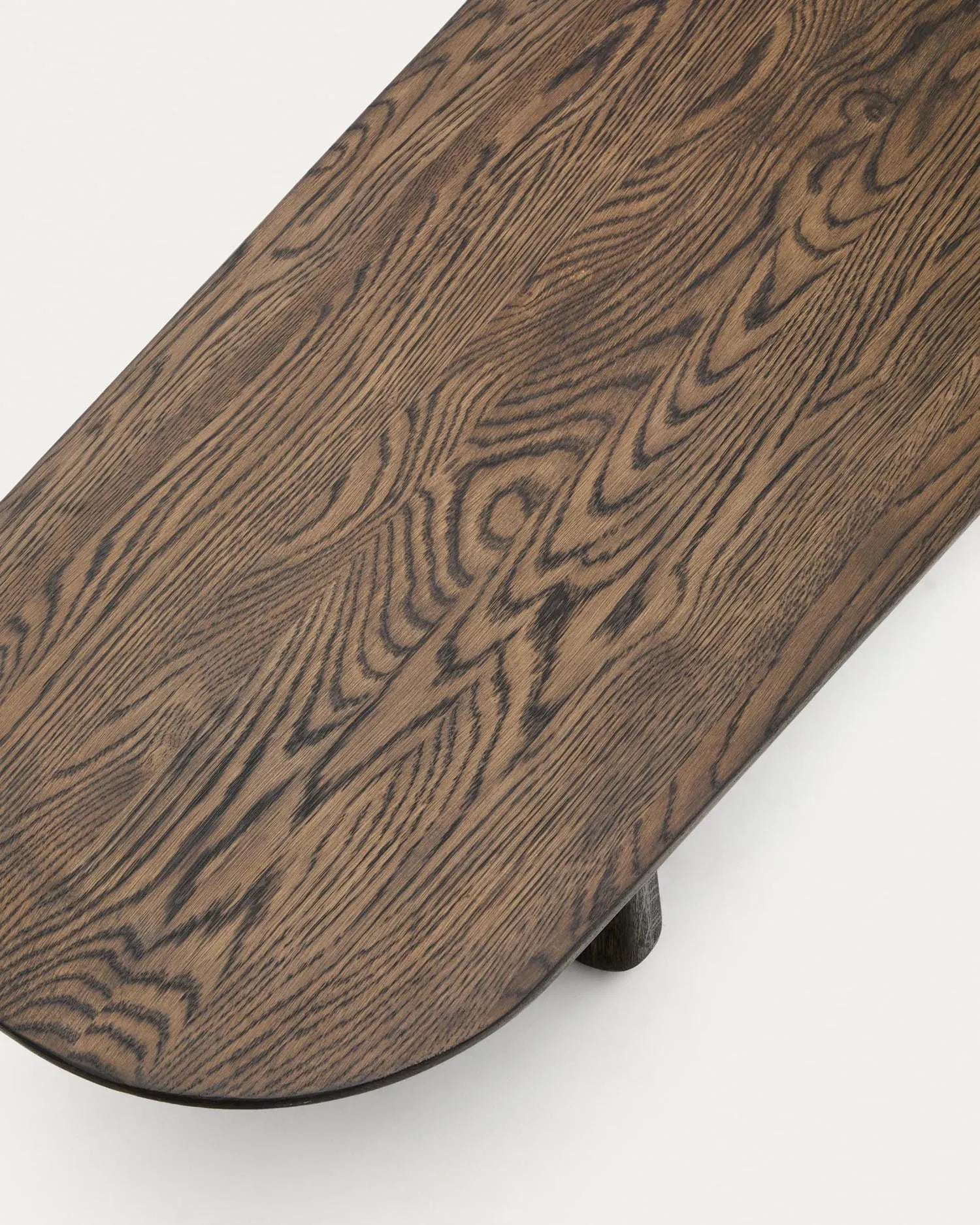 Eleganter Couchtisch aus massiver Eiche mit dunklem Finish, FSC-zertifiziert, 146 x 56,5 cm, von Kave Home.