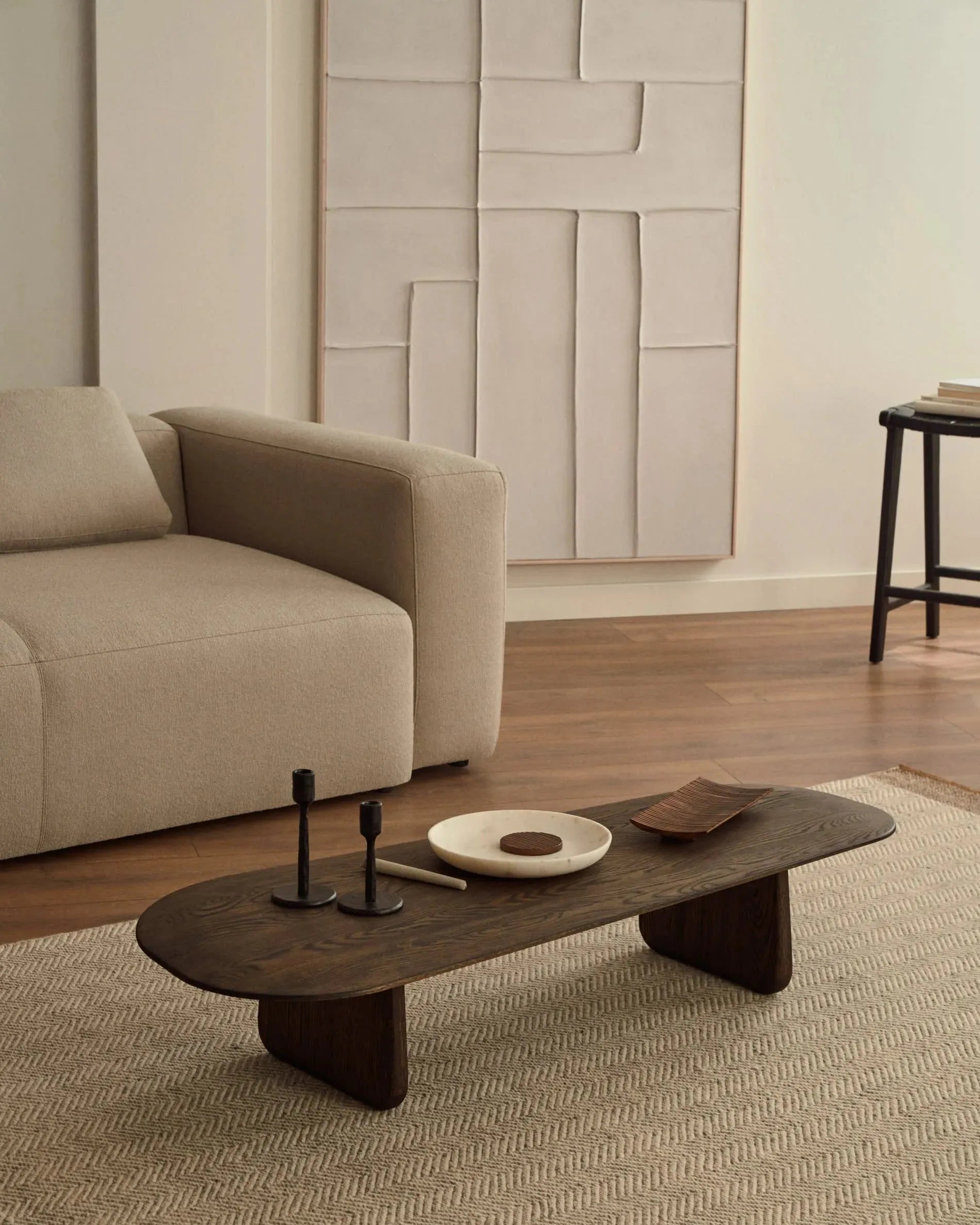 Eleganter Couchtisch aus massiver Eiche mit dunklem Finish, FSC-zertifiziert, 146 x 56,5 cm, von Kave Home.
