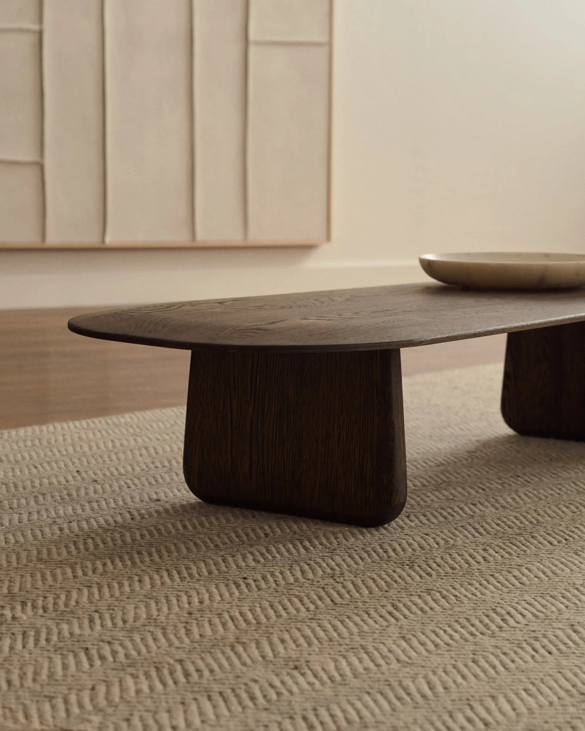 Eleganter Couchtisch aus massiver Eiche mit dunklem Finish, FSC-zertifiziert, 146 x 56,5 cm, von Kave Home.