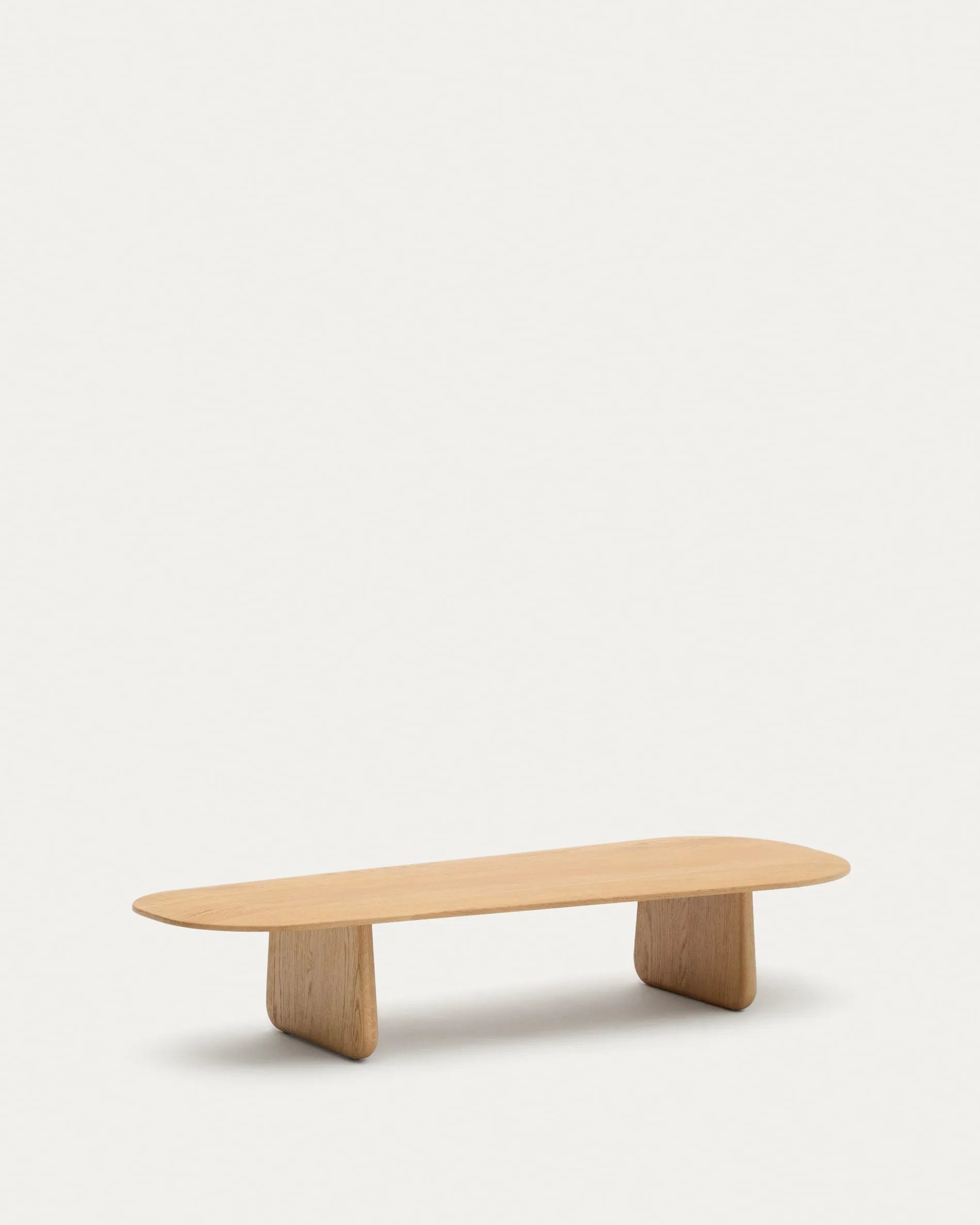 Eleganter Couchtisch aus massiver Eiche, 146 x 56,5 cm, mit natürlichem Finish und FSC-Zertifizierung.