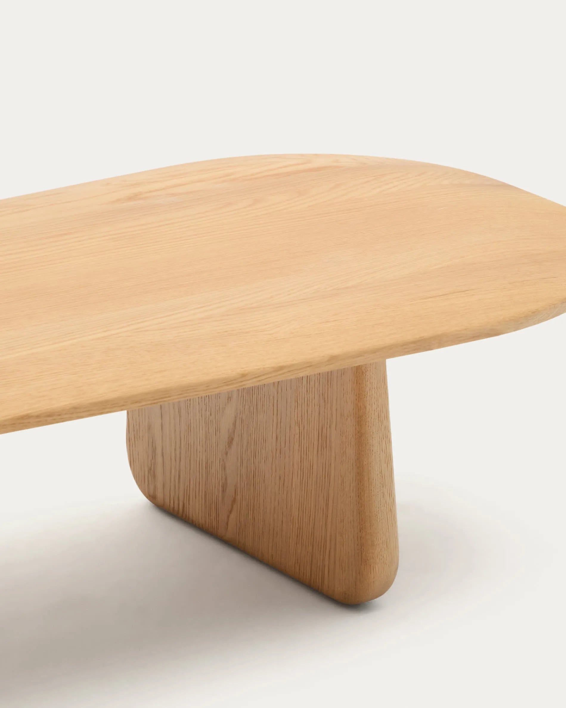 Eleganter Couchtisch aus massiver Eiche, 146 x 56,5 cm, mit natürlichem Finish und FSC-Zertifizierung.