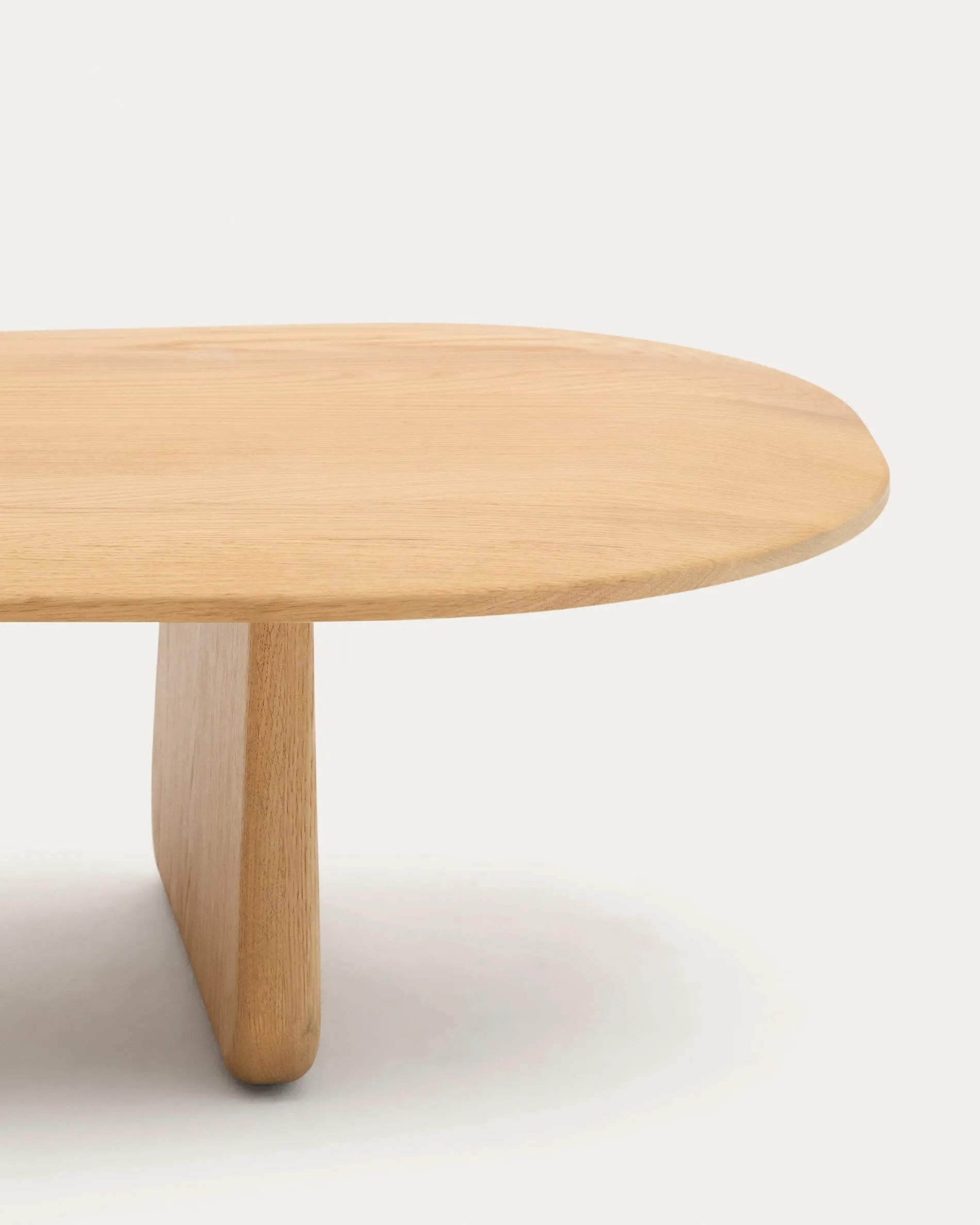 Eleganter Couchtisch aus massiver Eiche, 146 x 56,5 cm, mit natürlichem Finish und FSC-Zertifizierung.