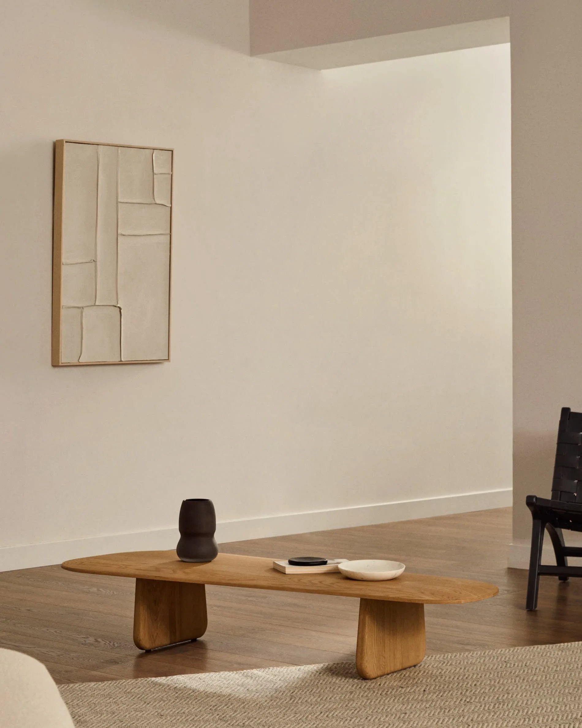 Eleganter Couchtisch aus massiver Eiche, 146 x 56,5 cm, mit natürlichem Finish und FSC-Zertifizierung.