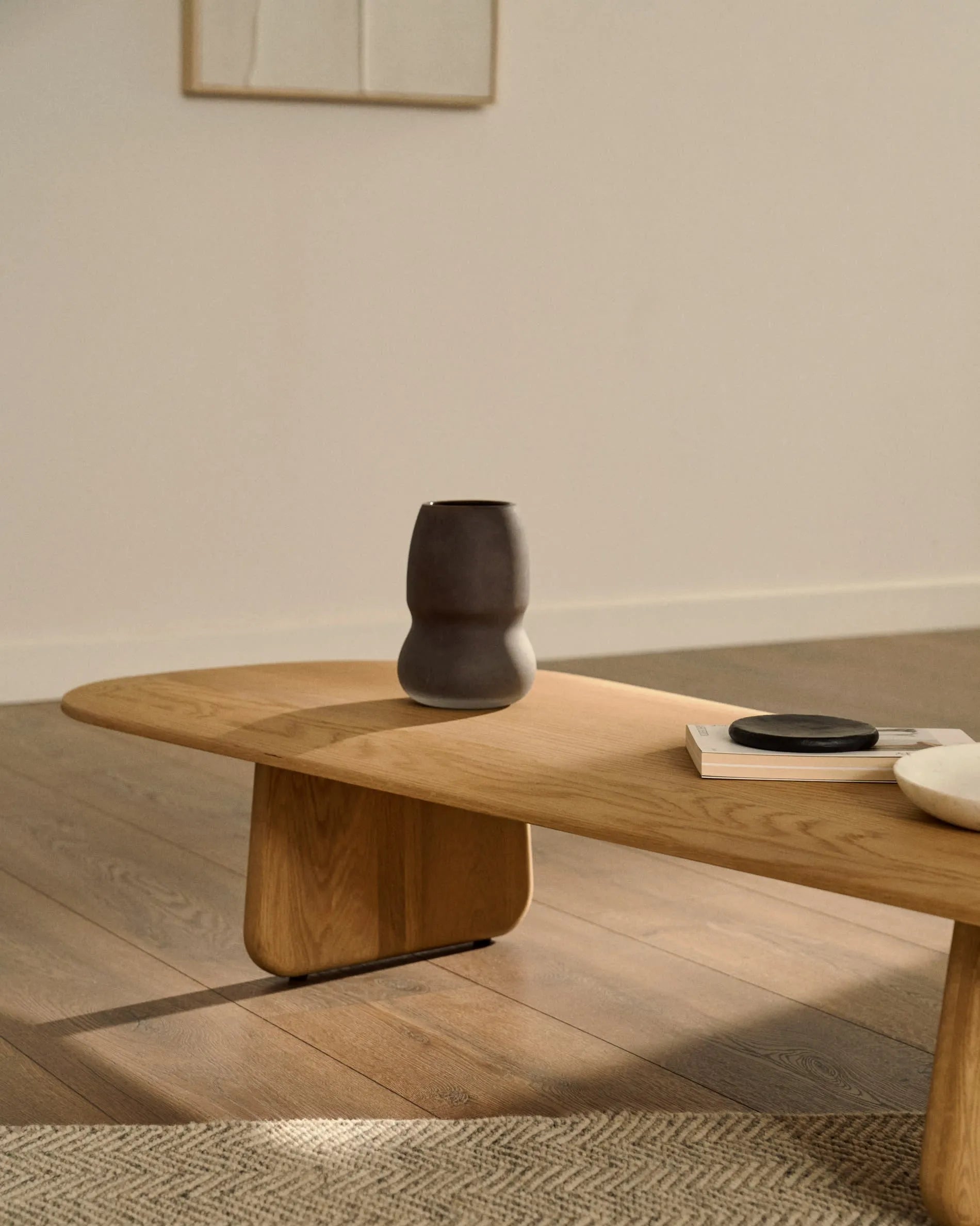 Eleganter Couchtisch aus massiver Eiche, 146 x 56,5 cm, mit natürlichem Finish und FSC-Zertifizierung.