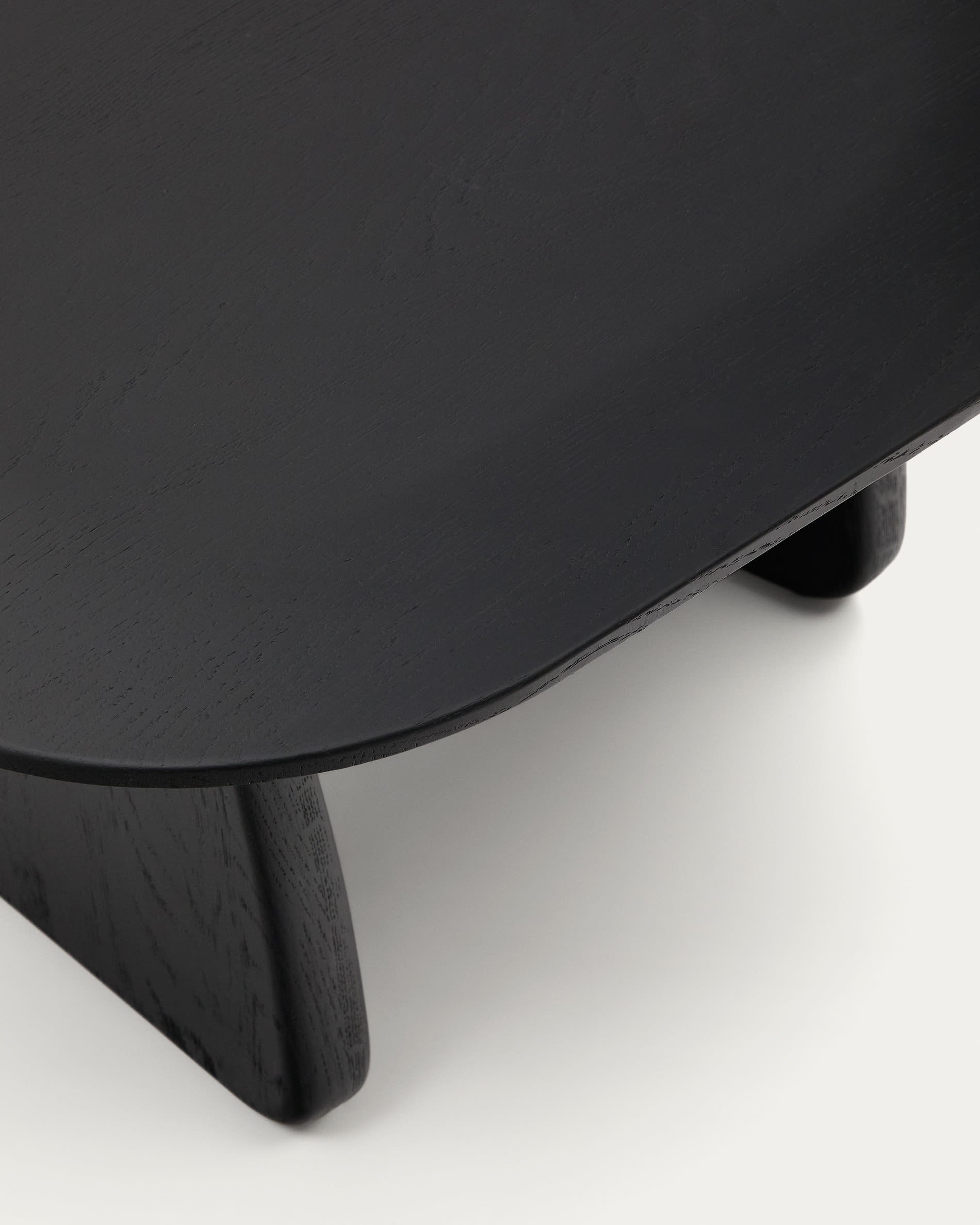 Eleganter Beistelltisch aus massiver Eiche mit schwarzem Finish, FSC-zertifiziert, 70,6 x 70 cm, von Kave Home, modern und nachhaltig.