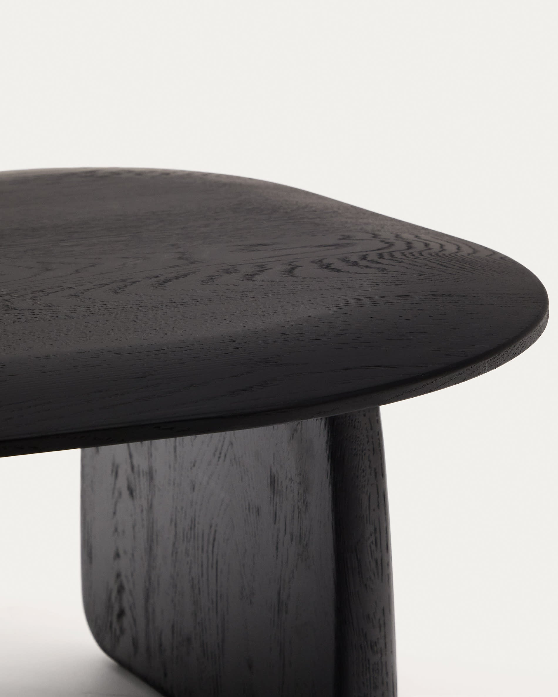 Moderner Beistelltisch aus FSC-zertifizierter massiver Eiche, schwarzes Finish, 70,6 x 70 cm, von Kave Home, stilvoll und umweltfreundlich.