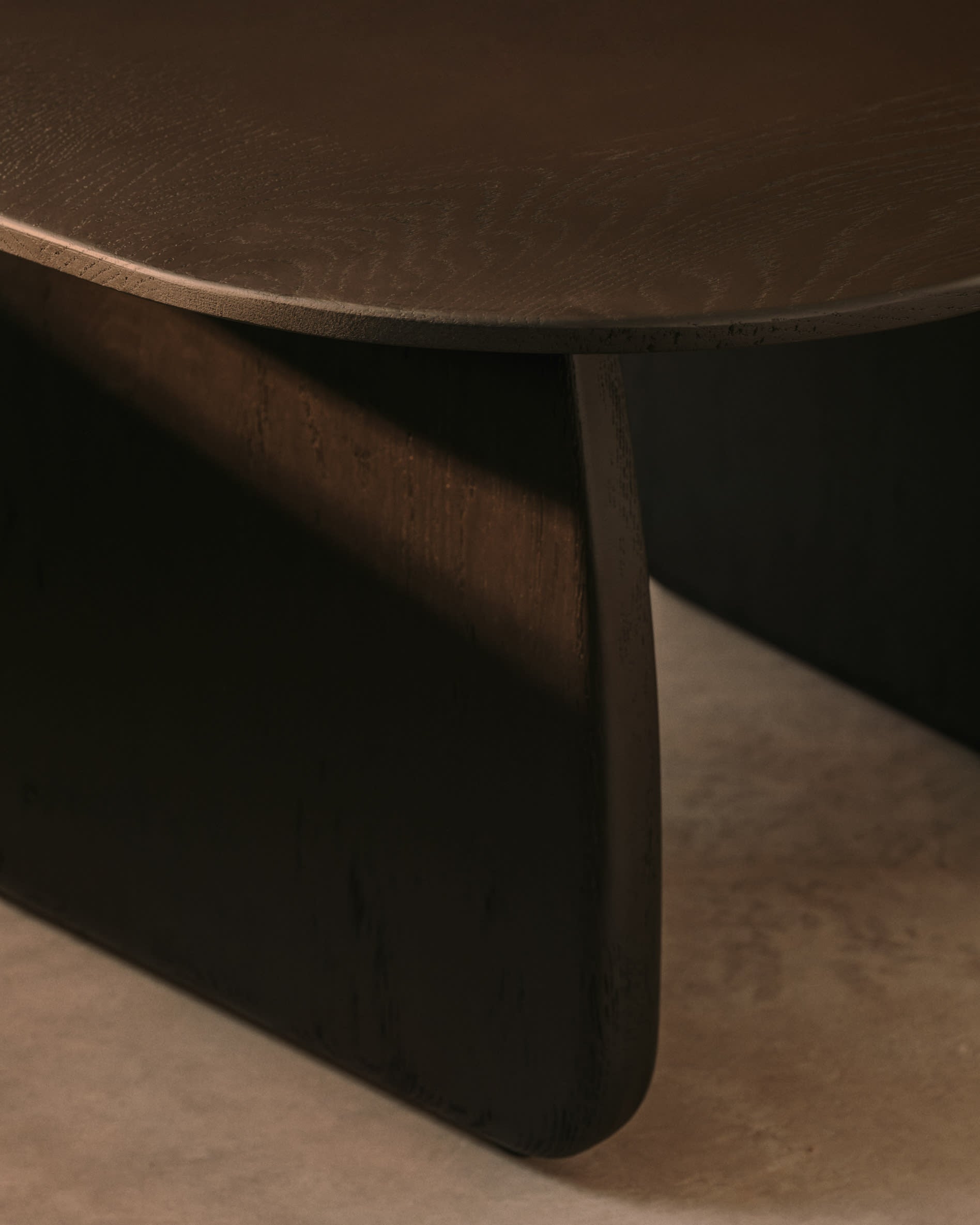 Moderner Beistelltisch aus massiver Eiche mit schwarzem Finish, 70,6 x 70 cm, FSC-zertifiziert, von Kave Home.