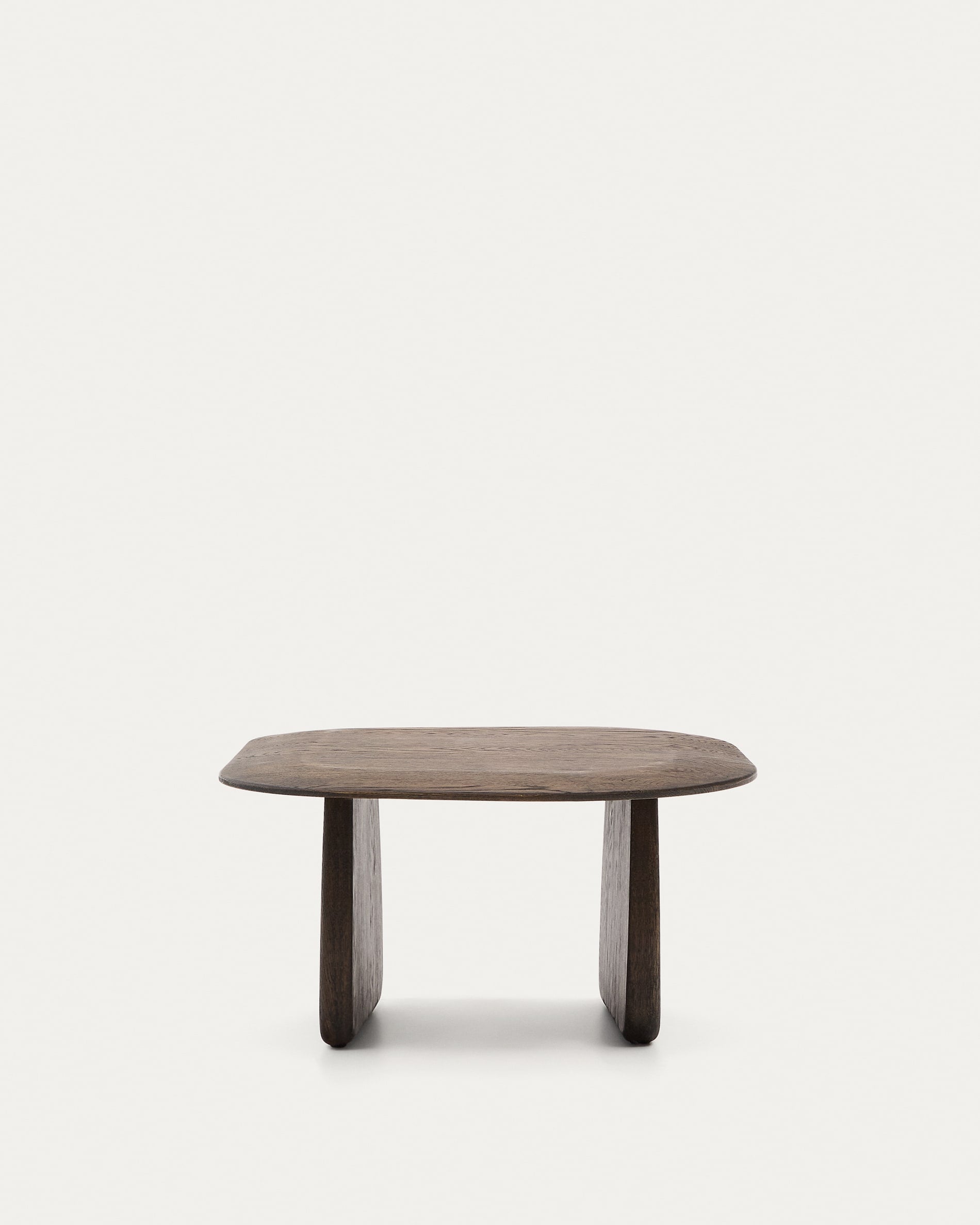 3D-Modell eines eleganten, dunklen Eichen-Beistelltischs, 70,6 x 70 cm, FSC-zertifiziert, von Kave Home.