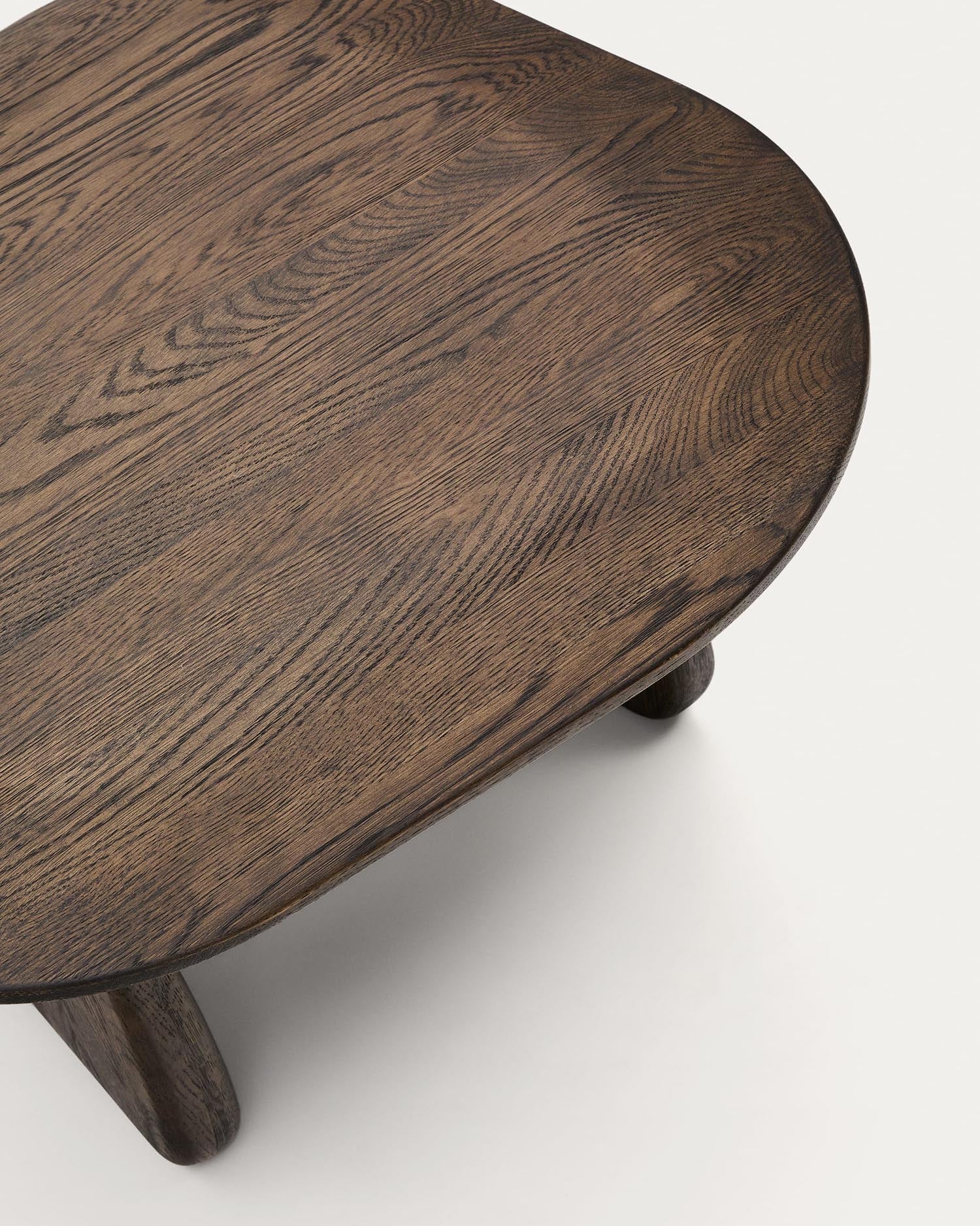 Beistelltisch Pirita aus massiver Eiche, dunkles Finish, 70,6 x 70 cm, FSC 100%, stilvoll und nachhaltig von Kave Home.