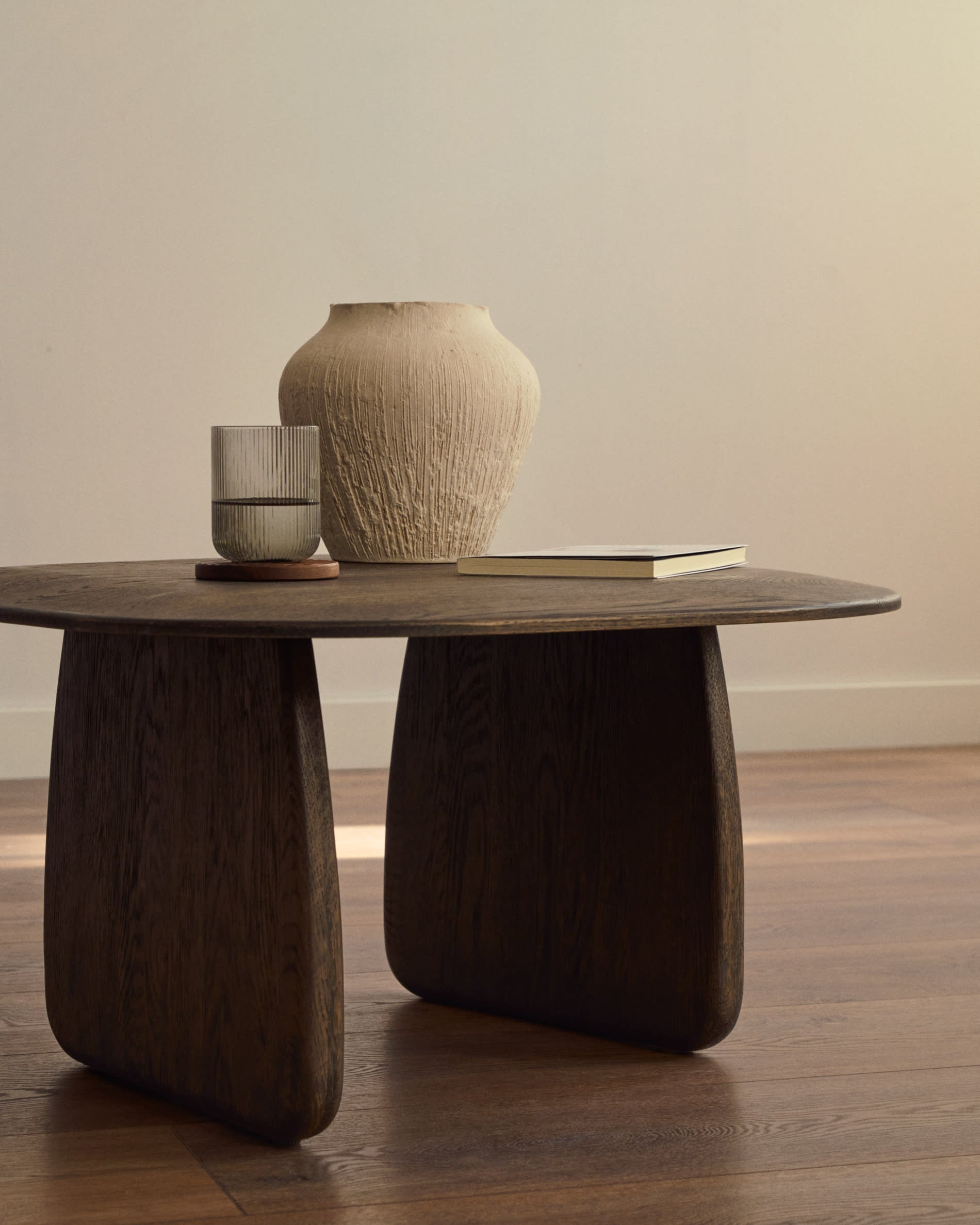 Eleganter Beistelltisch Pirita aus massiver Eiche mit dunklem Finish, 70,6 x 70 cm, FSC-zertifiziert, von Kave Home.