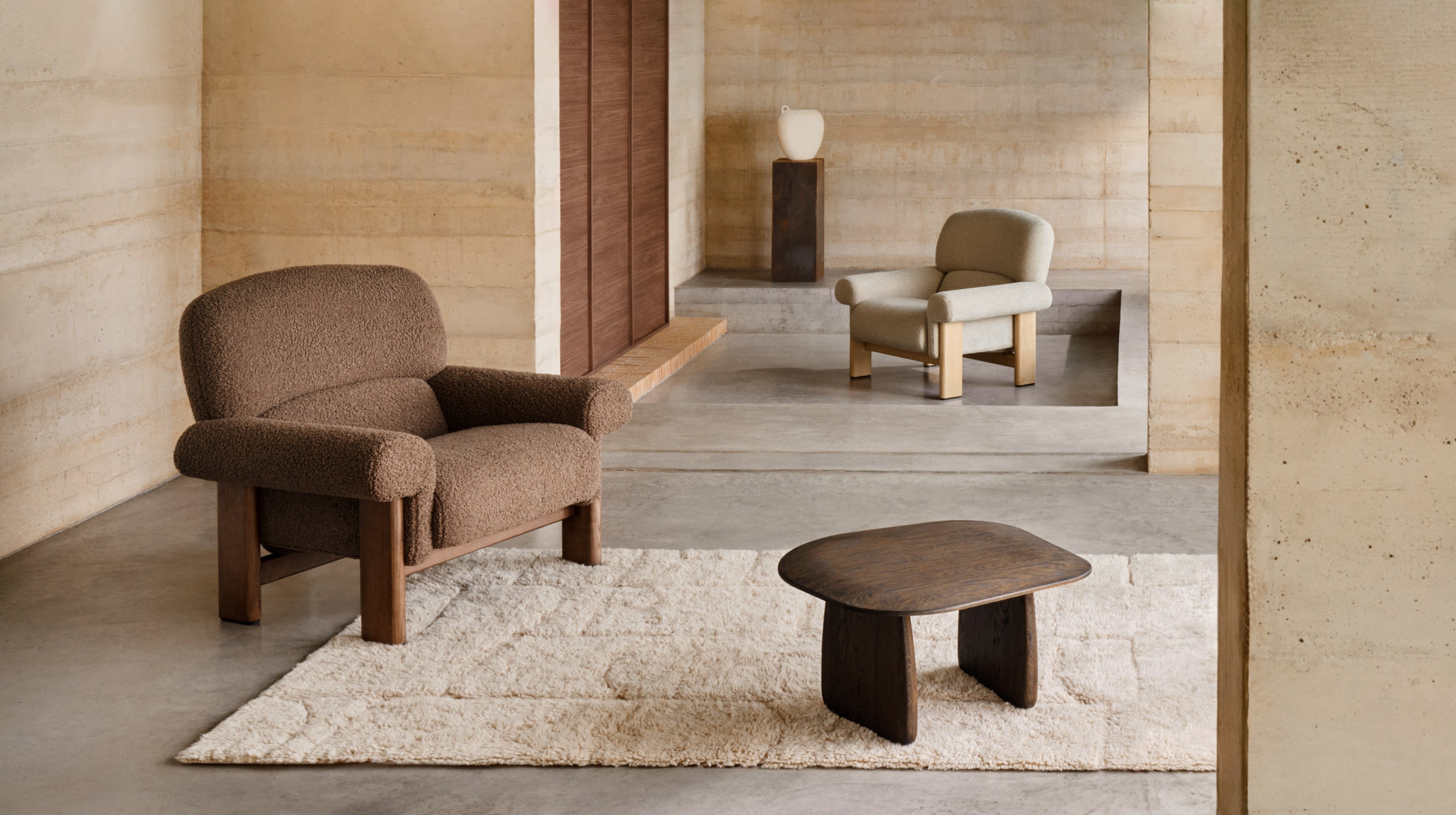 Beistelltisch Pirita aus massiver Eiche, dunkles Finish, 70,6 x 70 cm, FSC 100%, stilvoll und nachhaltig von Kave Home.