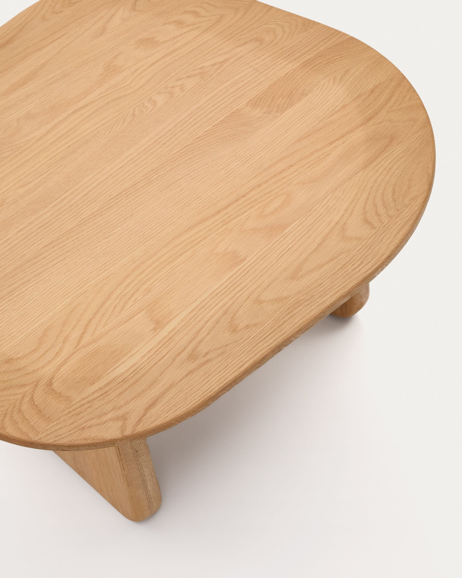 Eleganter Beistelltisch Pirita aus FSC-zertifizierter Eiche, 70,6 x 70 cm, mit natürlichem Finish, nachhaltig und zeitlos im Design.