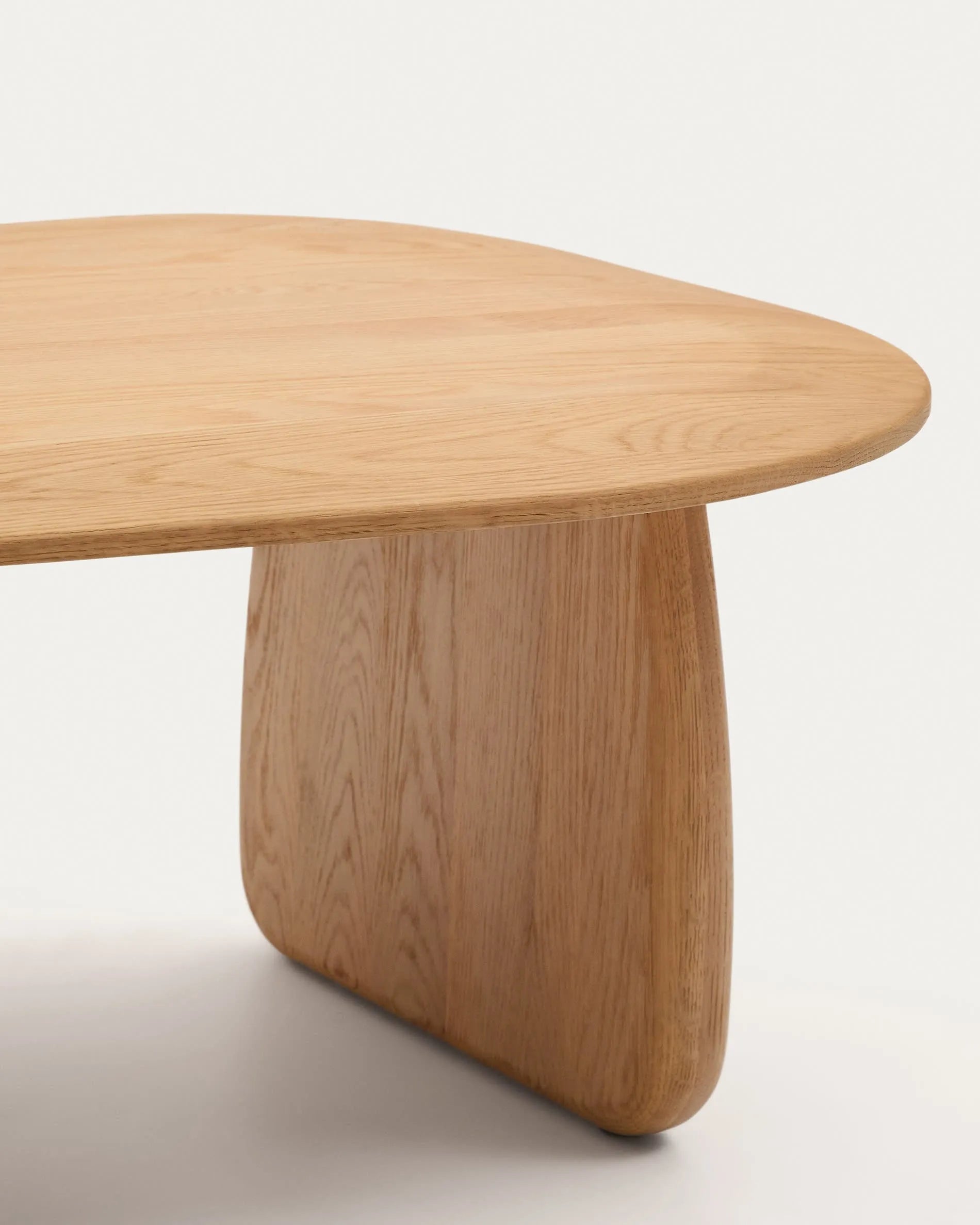 Eleganter Beistelltisch aus FSC-zertifizierter Eiche, 70,6 x 70 cm, mit natürlichem Finish für stilvolle Räume.