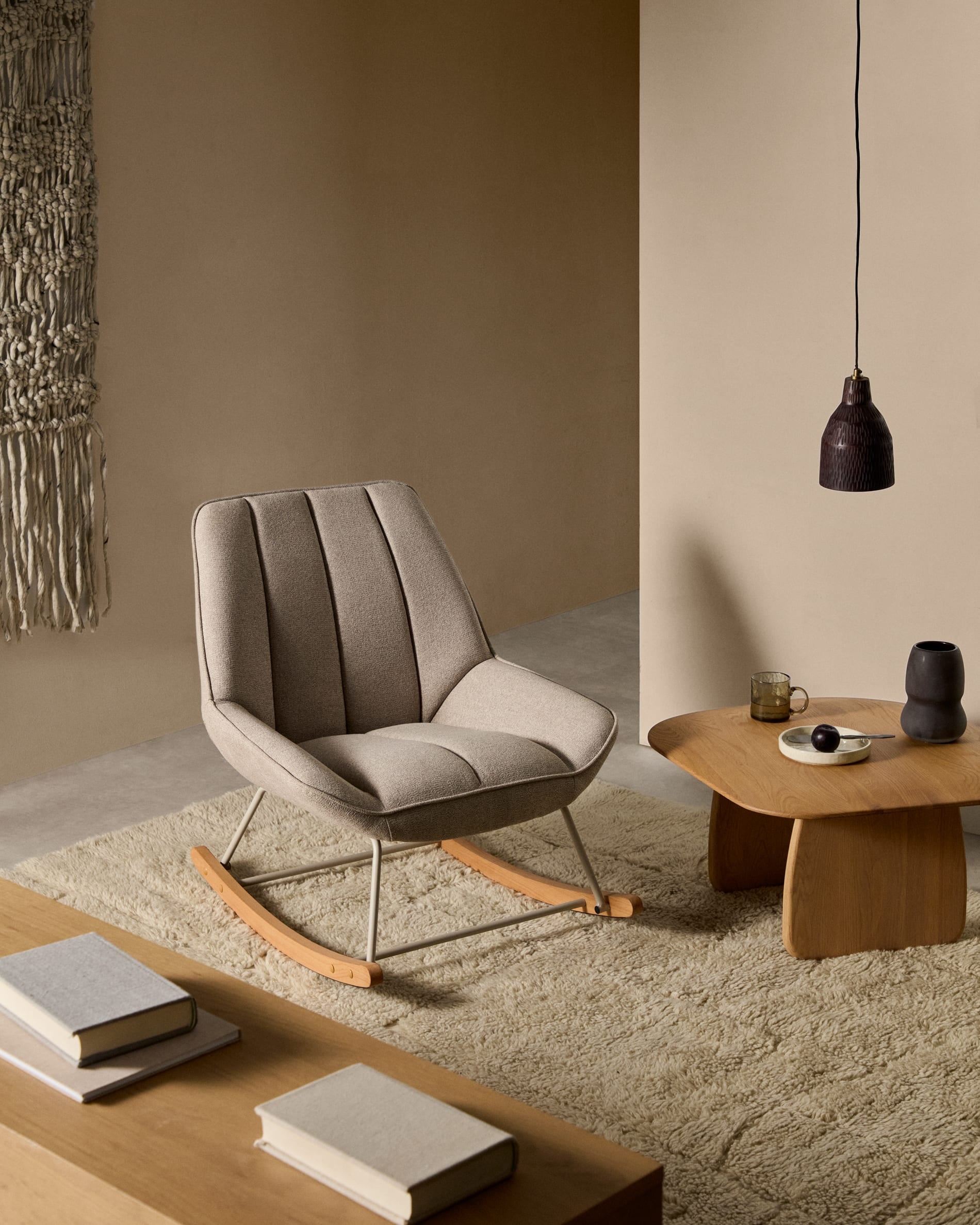 Eleganter Beistelltisch Pirita aus massiver Eiche, FSC-zertifiziert, 70,6 x 70 cm, natürliches Finish, von Kave Home, nachhaltig und modern.