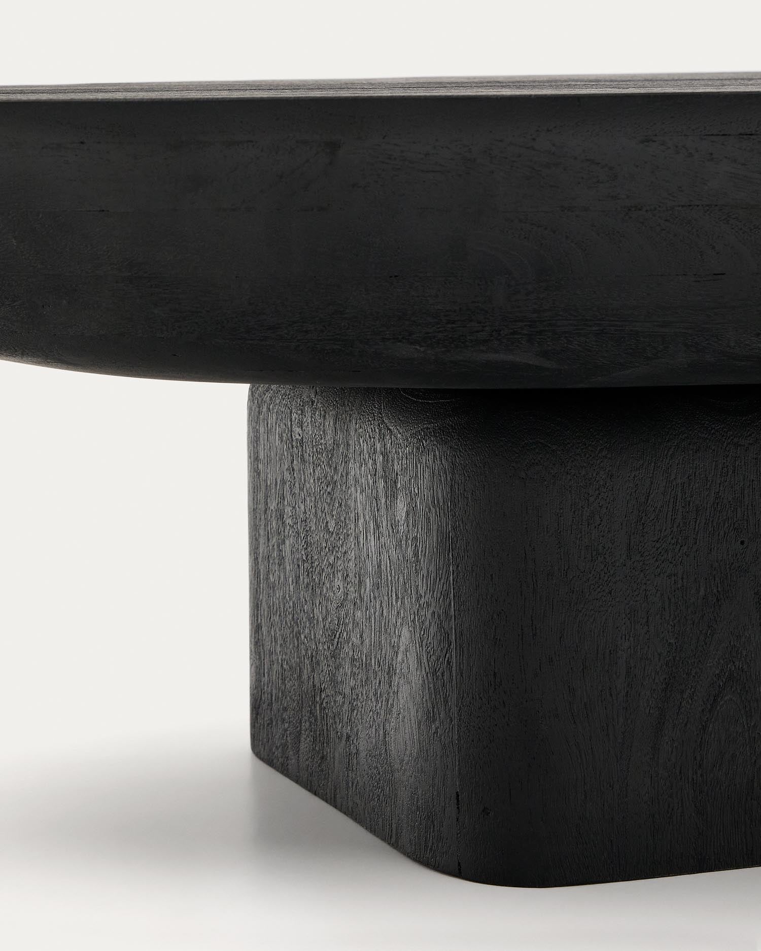 Couchtisch Ovak aus massivem Akazienholz mit schwarzem Finish, FSC 100%, 140 x 70 cm in Schwarz präsentiert im Onlineshop von KAQTU Design AG. Beistelltisch ist von Kave Home