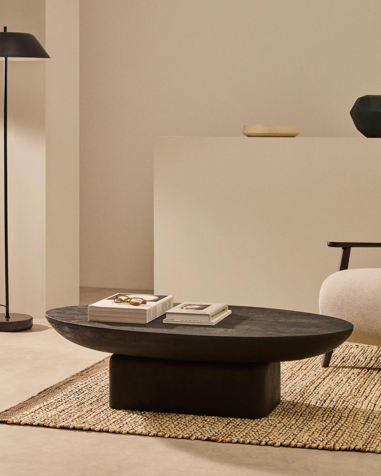Couchtisch Ovak aus massivem Akazienholz mit schwarzem Finish, FSC 100%, 140 x 70 cm in Schwarz präsentiert im Onlineshop von KAQTU Design AG. Beistelltisch ist von Kave Home