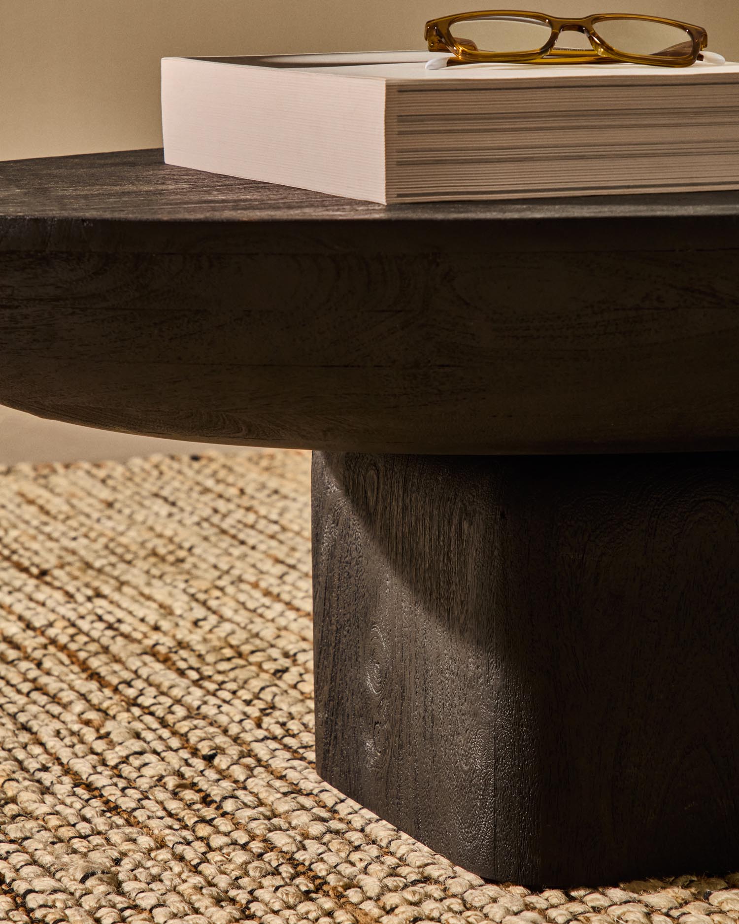 Couchtisch Ovak aus massivem Akazienholz mit schwarzem Finish, FSC 100%, 140 x 70 cm in Schwarz präsentiert im Onlineshop von KAQTU Design AG. Beistelltisch ist von Kave Home