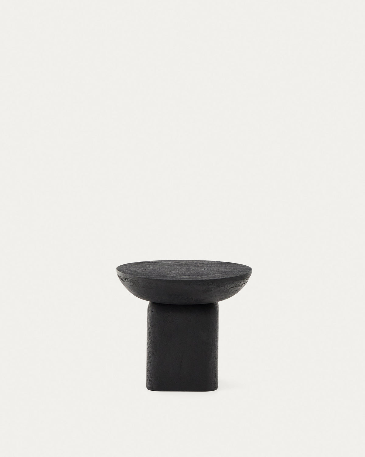 Beistelltisch Ovak aus massivem Akazienholz mit schwarzem Finish, FSC 100%, Ø50 cm in Schwarz präsentiert im Onlineshop von KAQTU Design AG. Beistelltisch ist von Kave Home