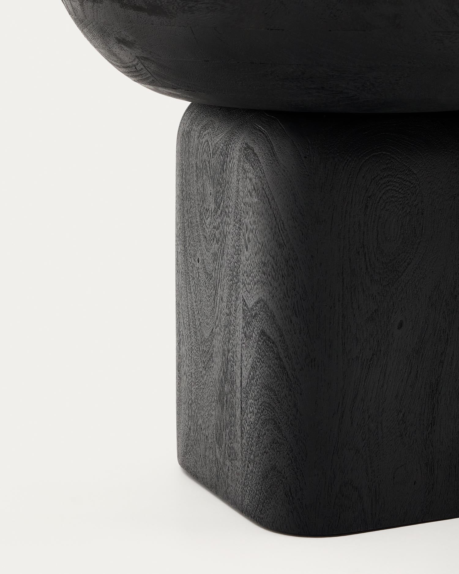 Beistelltisch Ovak aus massivem Akazienholz mit schwarzem Finish, FSC 100%, Ø50 cm in Schwarz präsentiert im Onlineshop von KAQTU Design AG. Beistelltisch ist von Kave Home