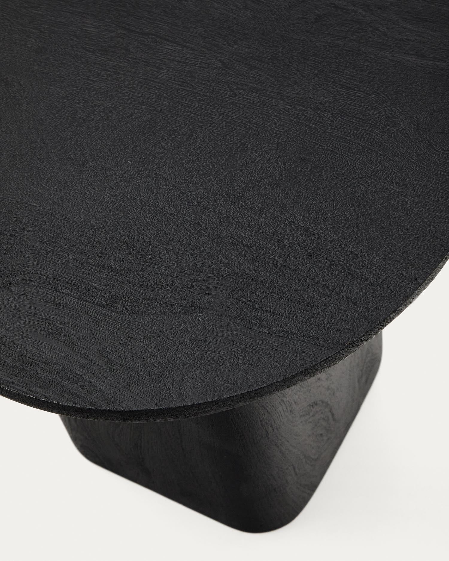 Beistelltisch Ovak aus massivem Akazienholz mit schwarzem Finish, FSC 100%, Ø50 cm in Schwarz präsentiert im Onlineshop von KAQTU Design AG. Beistelltisch ist von Kave Home