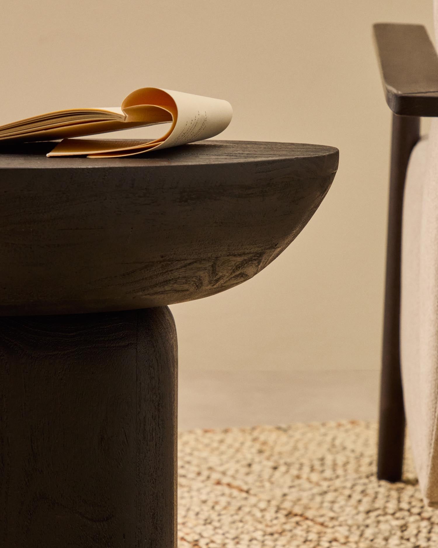 Beistelltisch Ovak aus massivem Akazienholz mit schwarzem Finish, FSC 100%, Ø50 cm in Schwarz präsentiert im Onlineshop von KAQTU Design AG. Beistelltisch ist von Kave Home