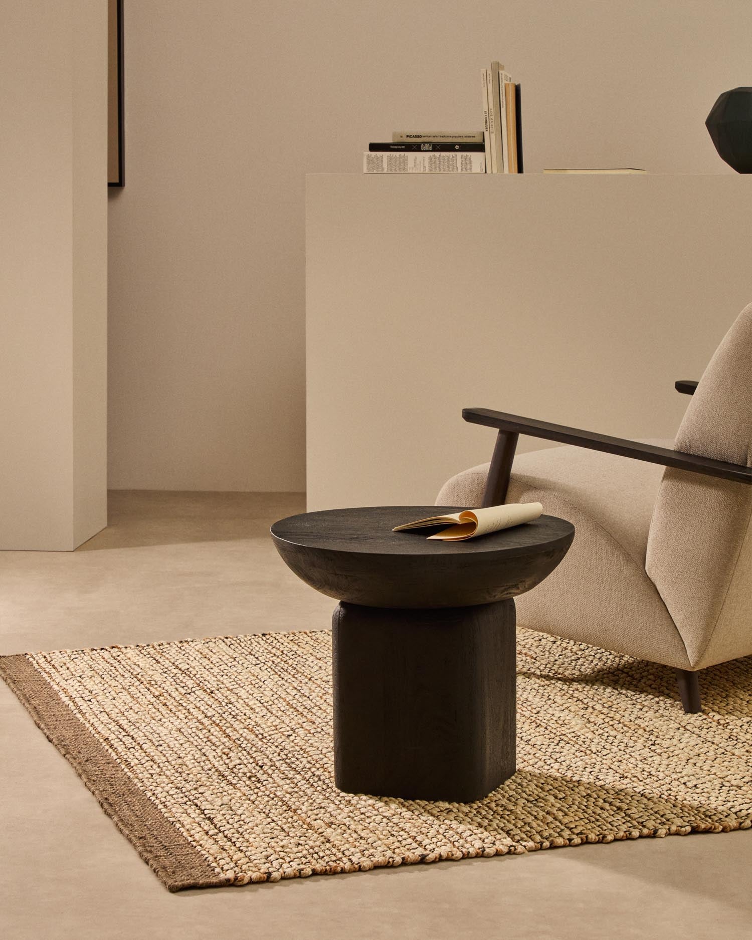 Beistelltisch Ovak aus massivem Akazienholz mit schwarzem Finish, FSC 100%, Ø50 cm in Schwarz präsentiert im Onlineshop von KAQTU Design AG. Beistelltisch ist von Kave Home