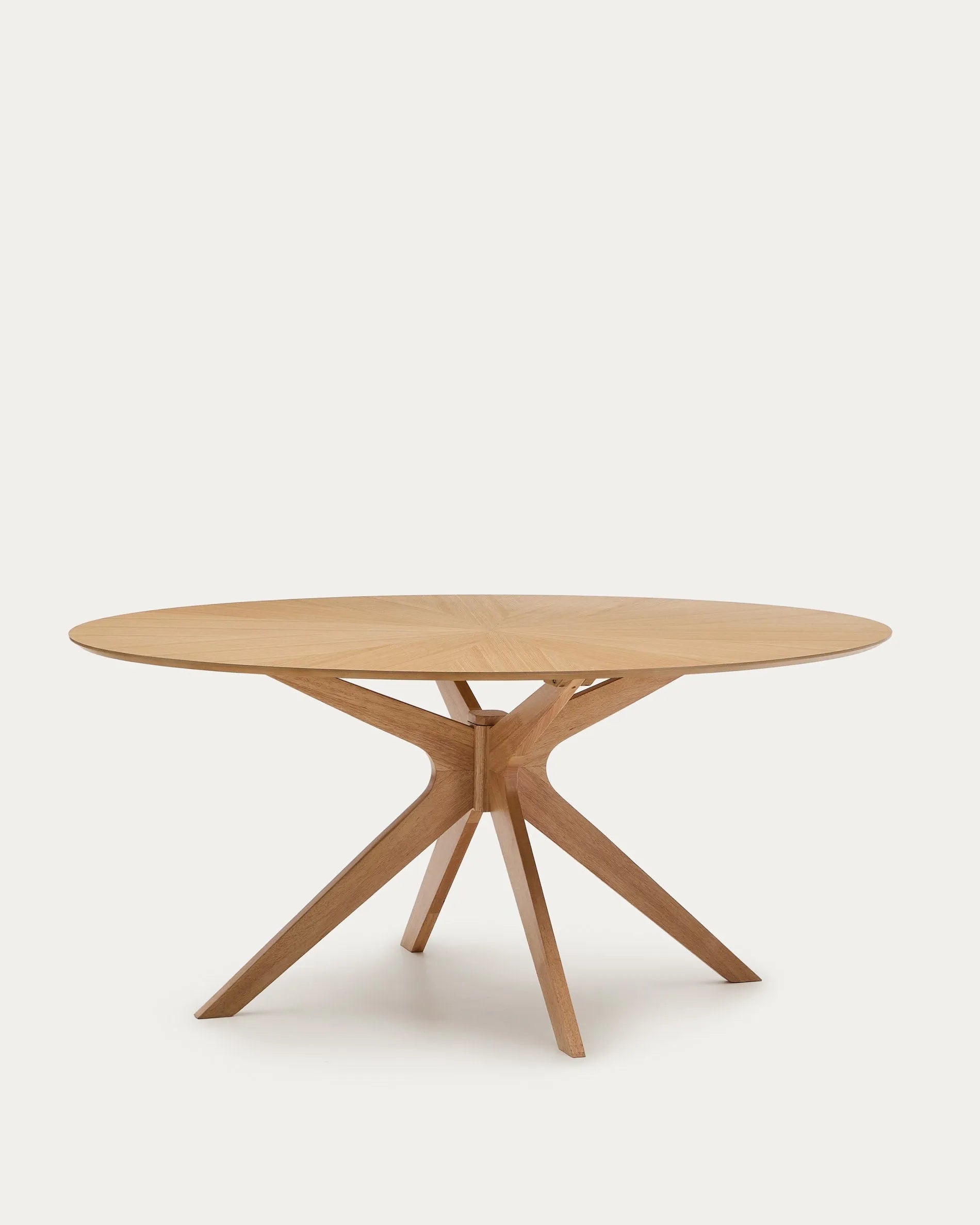 Eleganter Naanim Tisch: Eichenfurnier mit einzigartiger Maserung, stabile Gummibaumholzbeine, ideal für stilvolle Esszimmer.