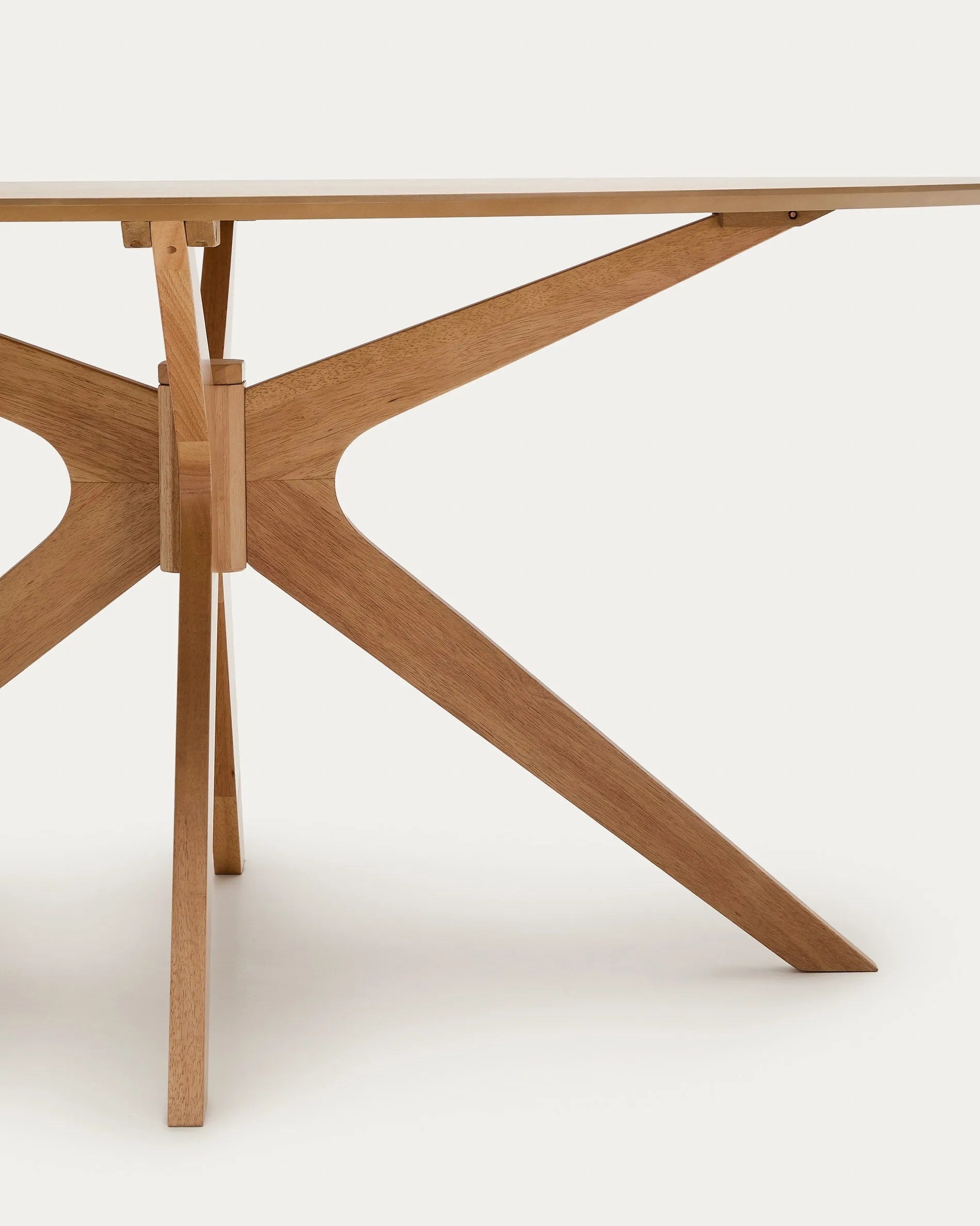 Eleganter Naanim Tisch: Eichenfurnier mit einzigartiger Maserung, stabile Gummibaumholzbeine, ideal für stilvolle Esszimmer.