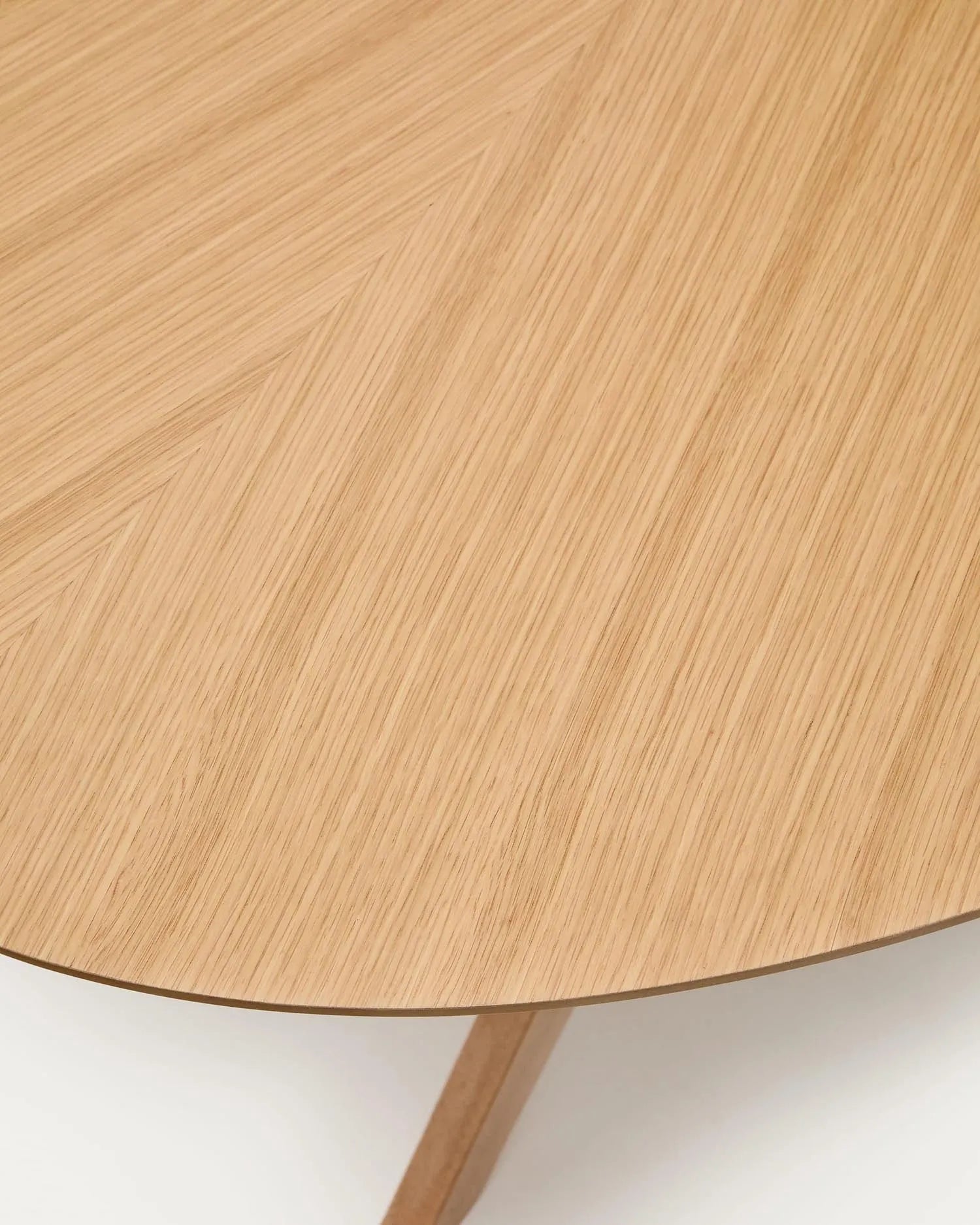 Eleganter Naanim Tisch: Eichenfurnier mit einzigartiger Maserung, stabile Gummibaumholzbeine, ideal für stilvolle Esszimmer.