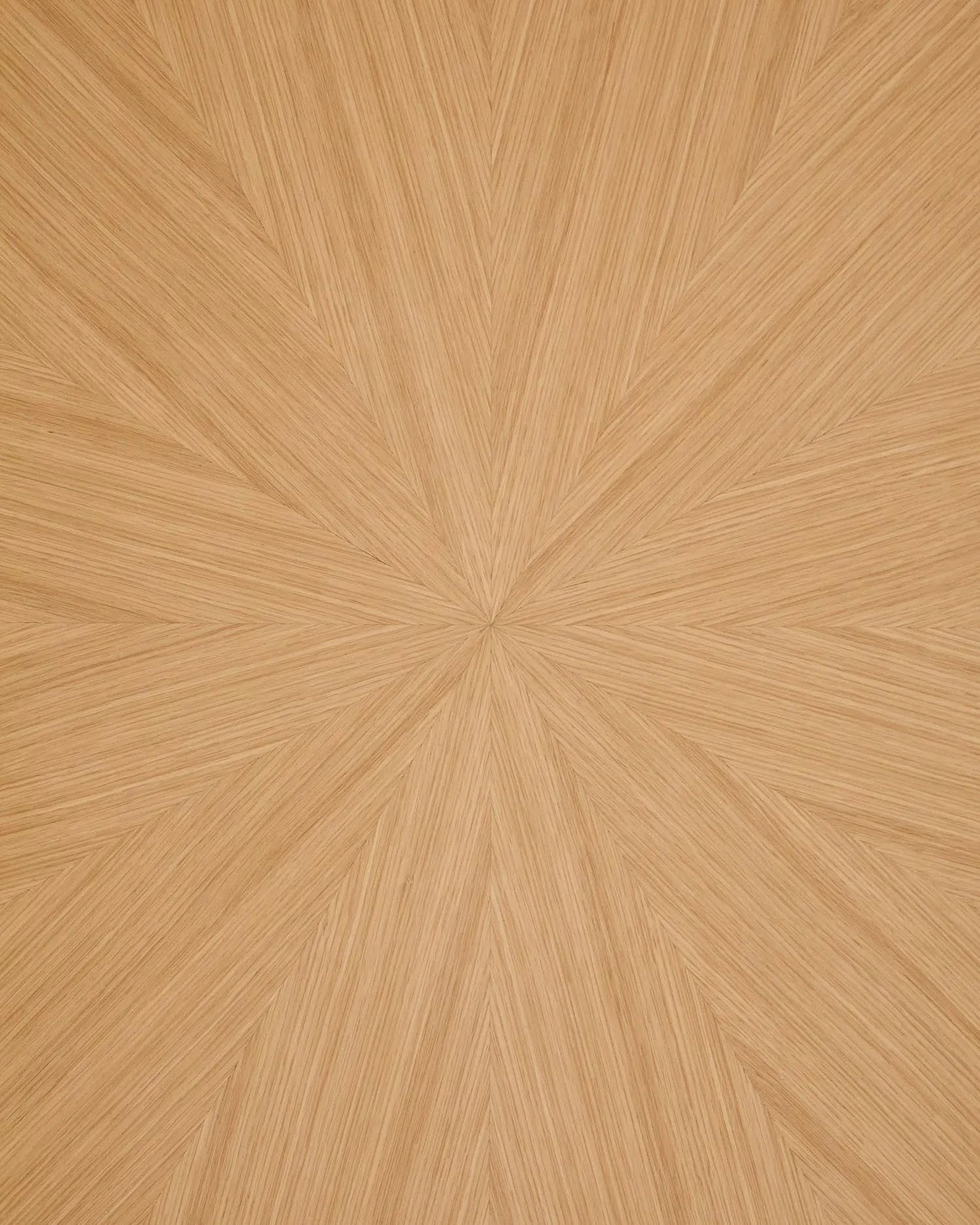 Eleganter Naanim Tisch: Eichenfurnier mit einzigartiger Maserung, stabile Gummibaumholzbeine, ideal für stilvolle Esszimmer.