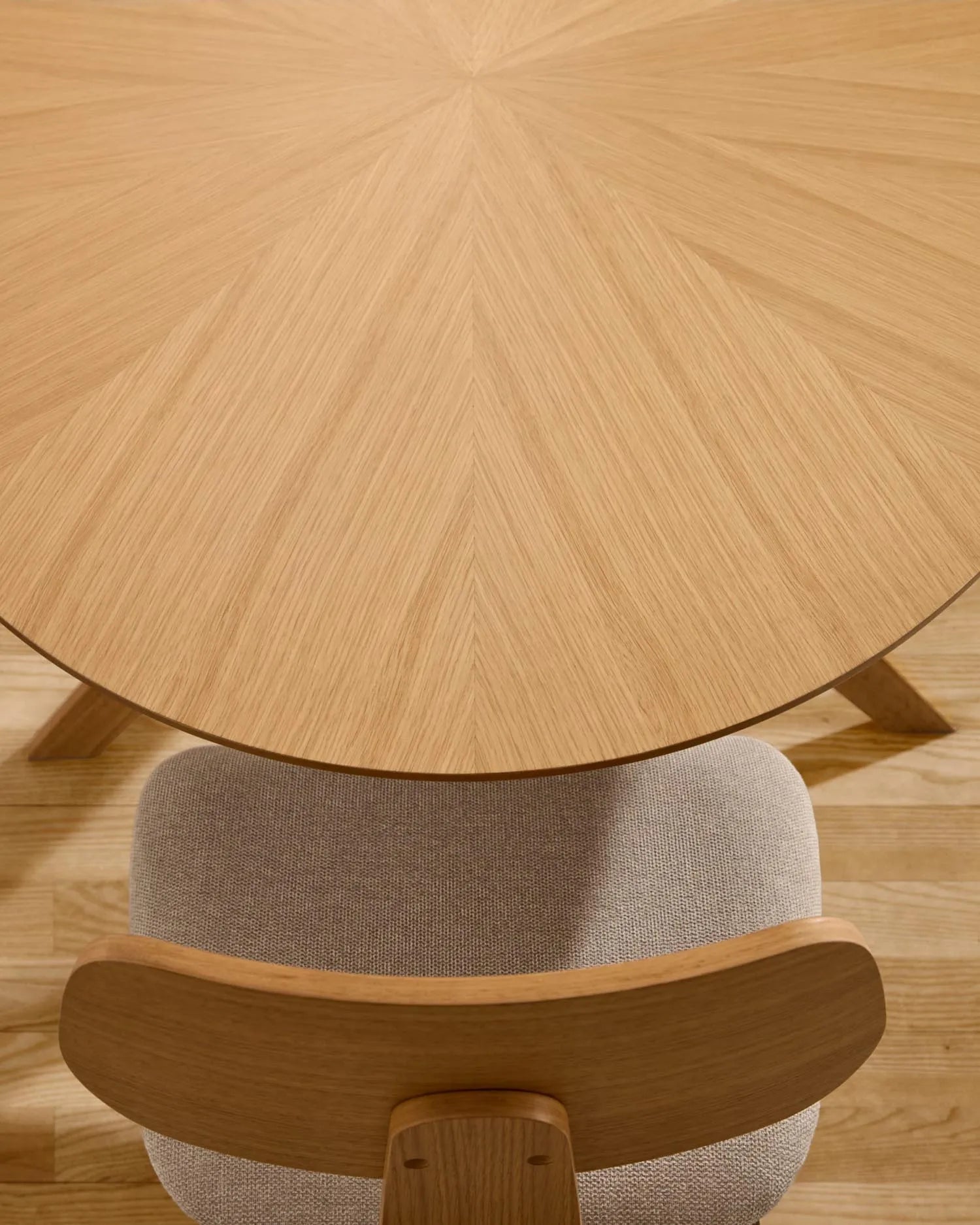 Eleganter Naanim Tisch: Eichenfurnier mit einzigartiger Maserung, stabile Gummibaumholzbeine, ideal für stilvolle Esszimmer.