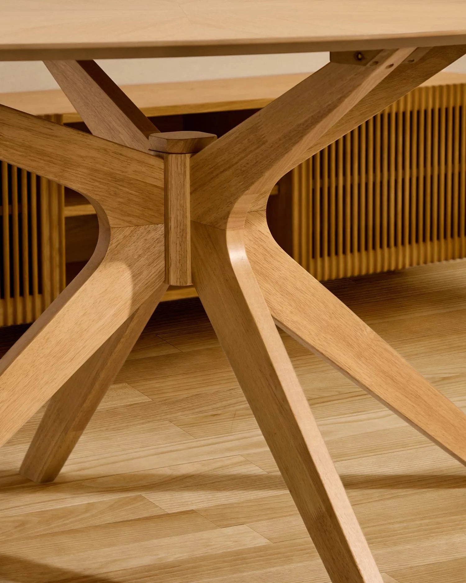 Eleganter Naanim Tisch: Eichenfurnier mit einzigartiger Maserung, stabile Gummibaumholzbeine, ideal für stilvolle Esszimmer.