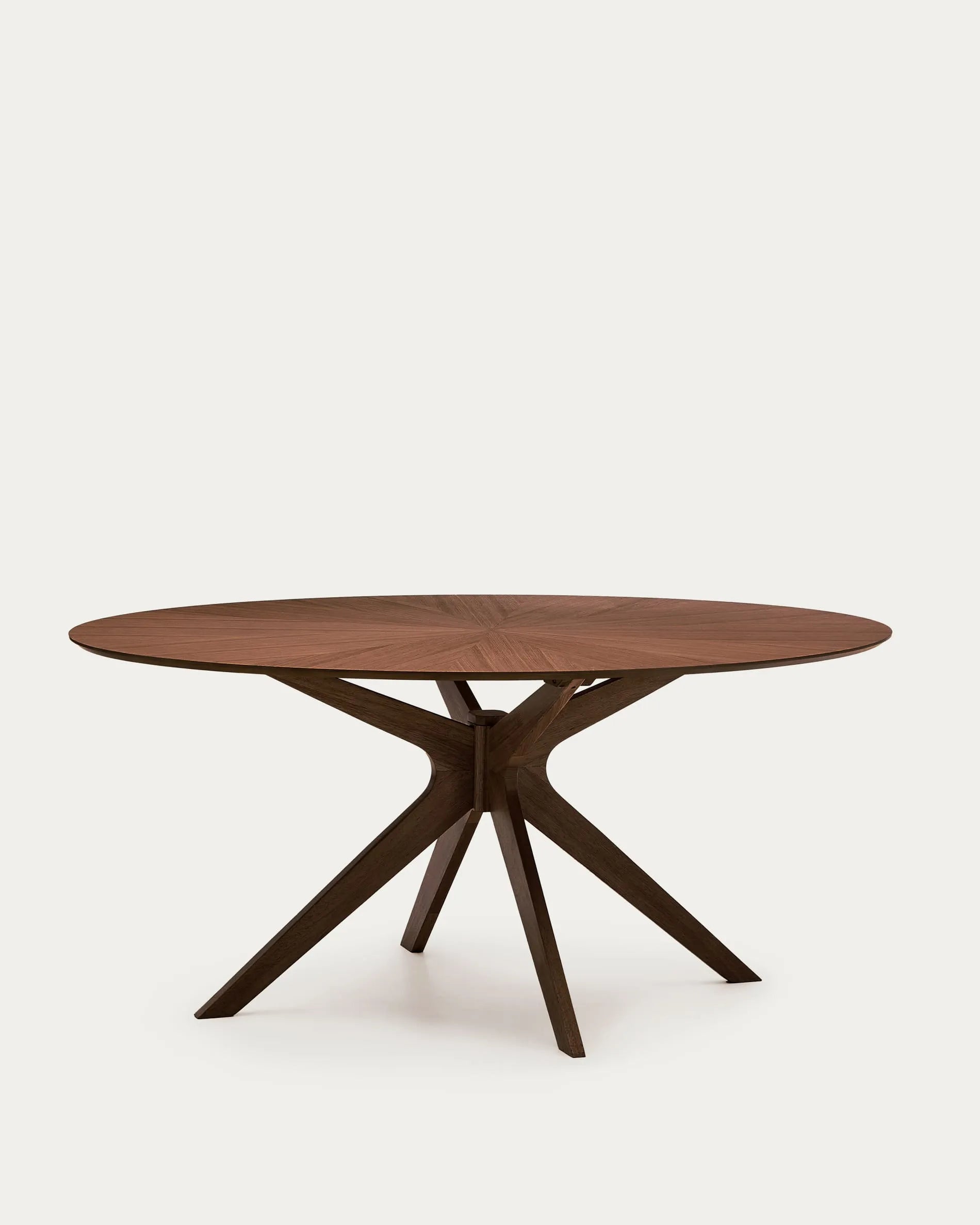 Der Naanim Tisch aus Nussbaumfurnier vereint edles Design mit robusten Gummibaumholzbeinen für stilvolle Eleganz.