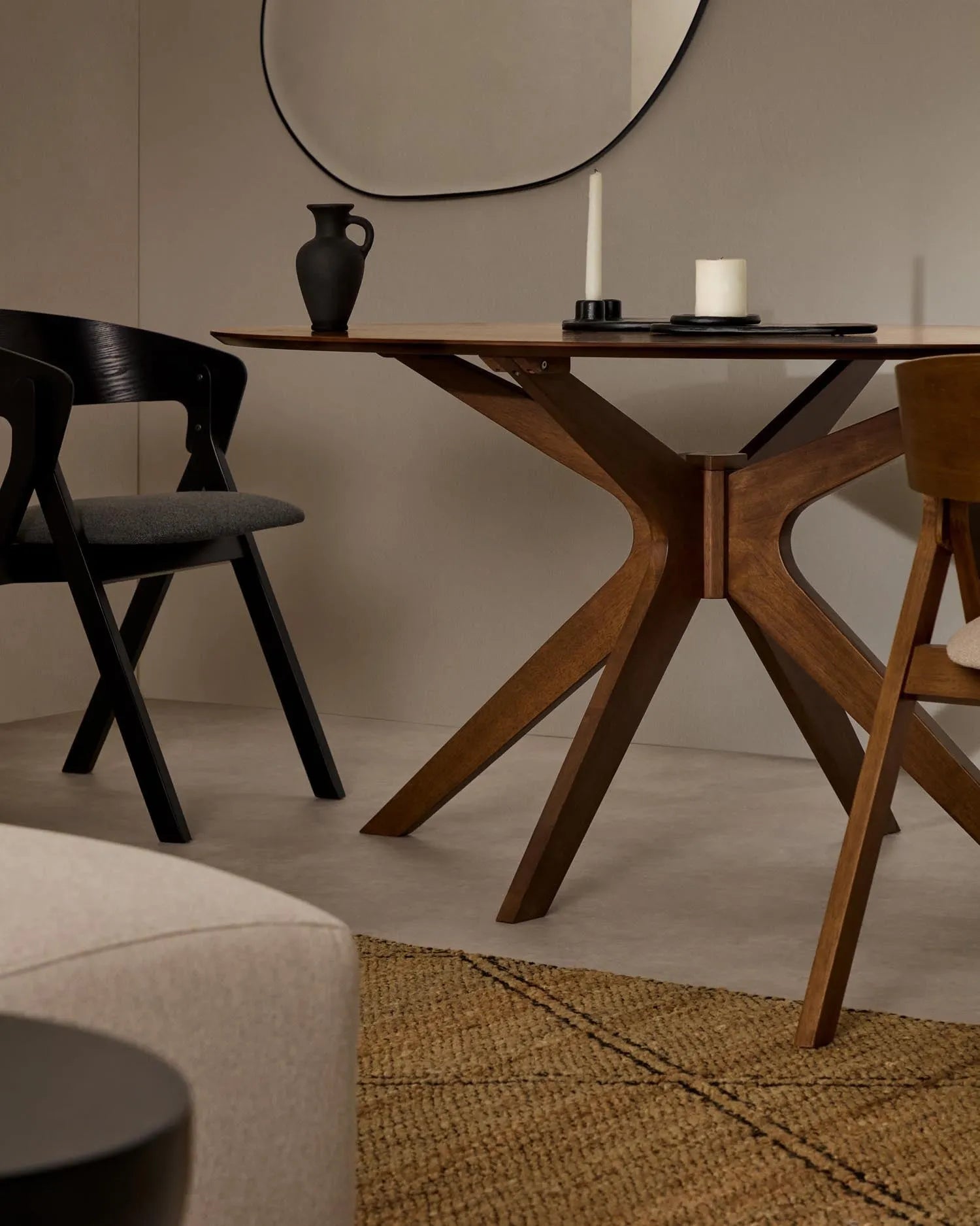 Der Naanim Tisch aus Nussbaumfurnier vereint edles Design mit robusten Gummibaumholzbeinen für stilvolle Eleganz.