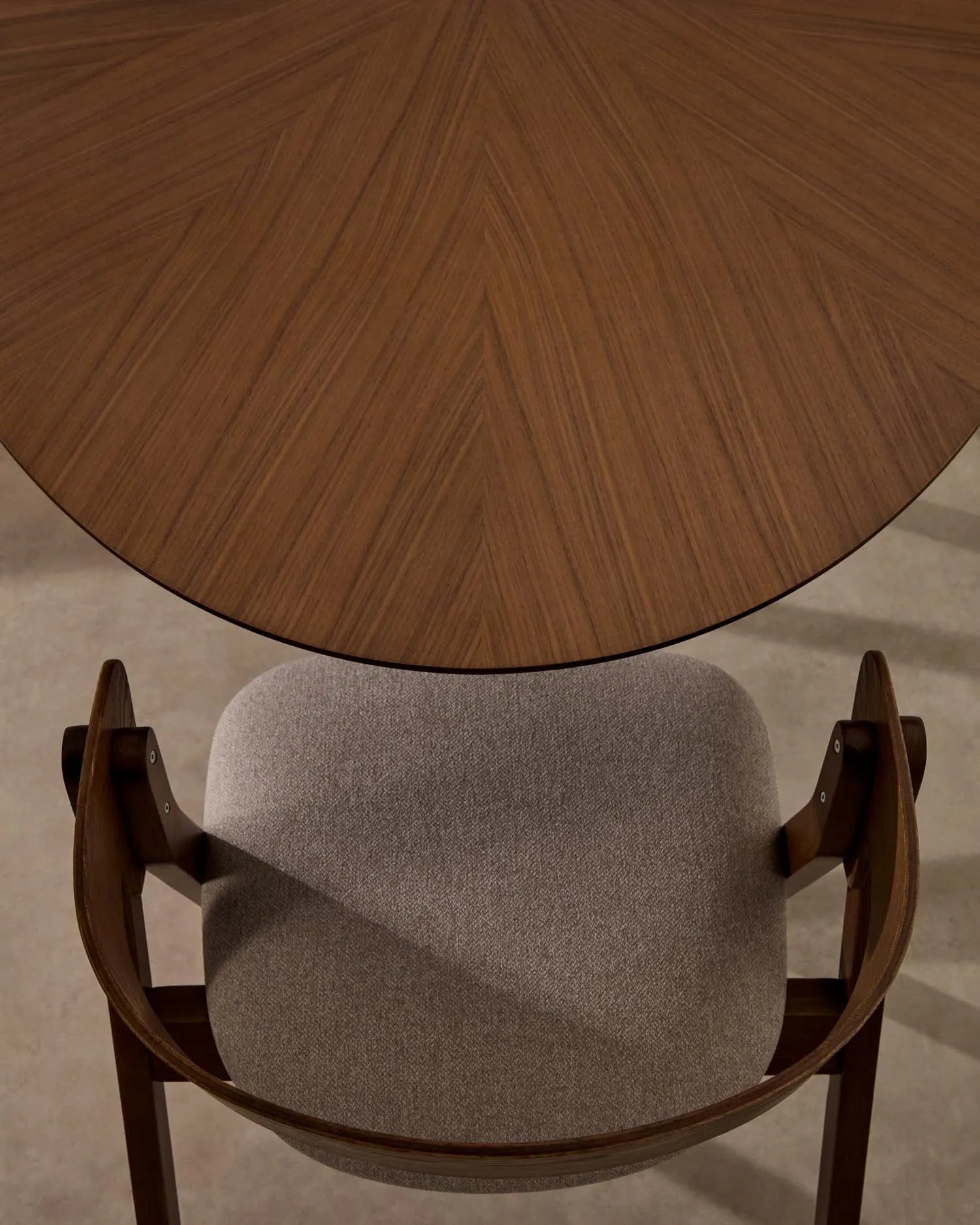 Der Naanim Tisch aus Nussbaumfurnier vereint edles Design mit robusten Gummibaumholzbeinen für stilvolle Eleganz.