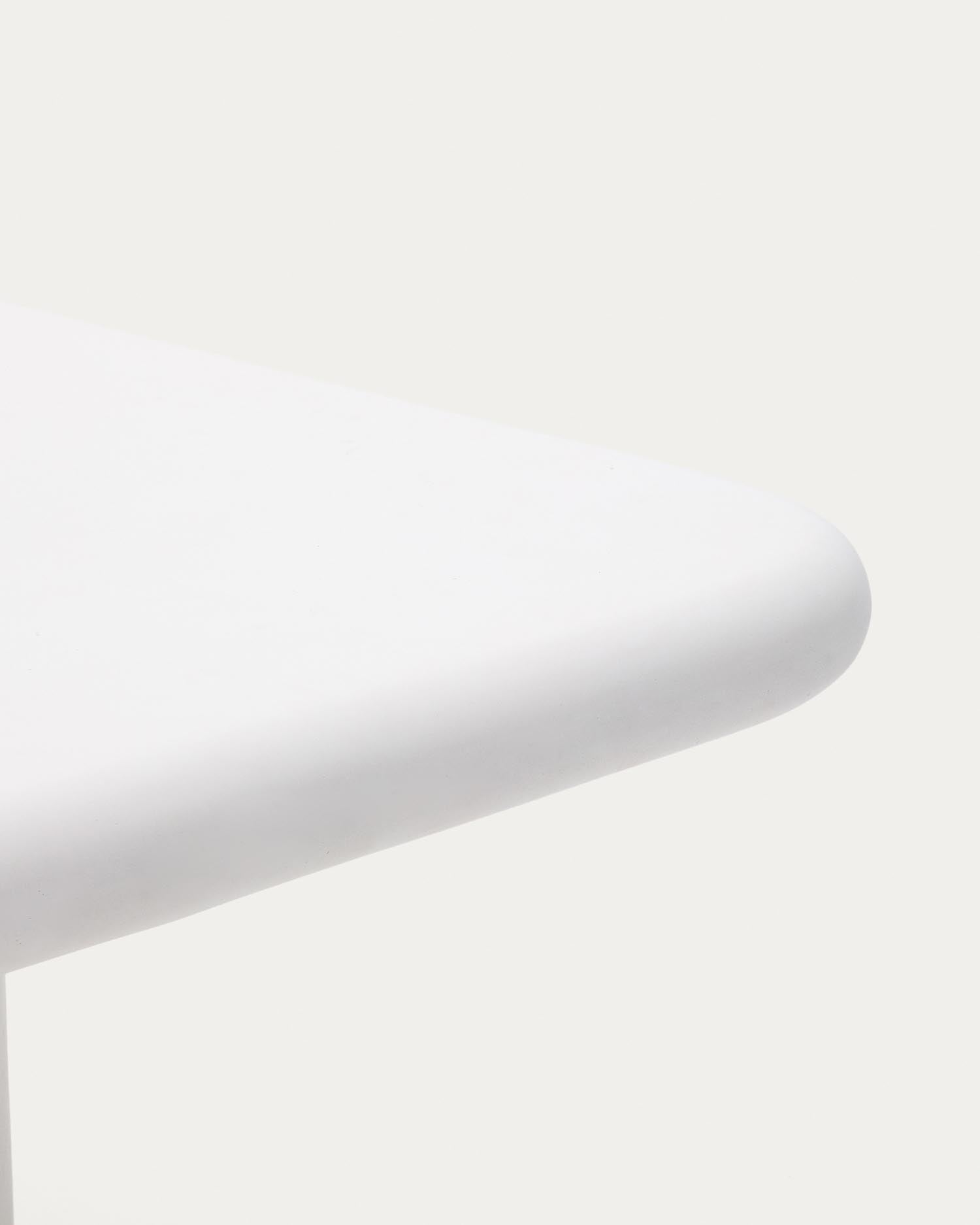 Tisch Addaia aus weißem Zement 135 x 135 cm in Weiss präsentiert im Onlineshop von KAQTU Design AG. Gartentisch ist von Kave Home