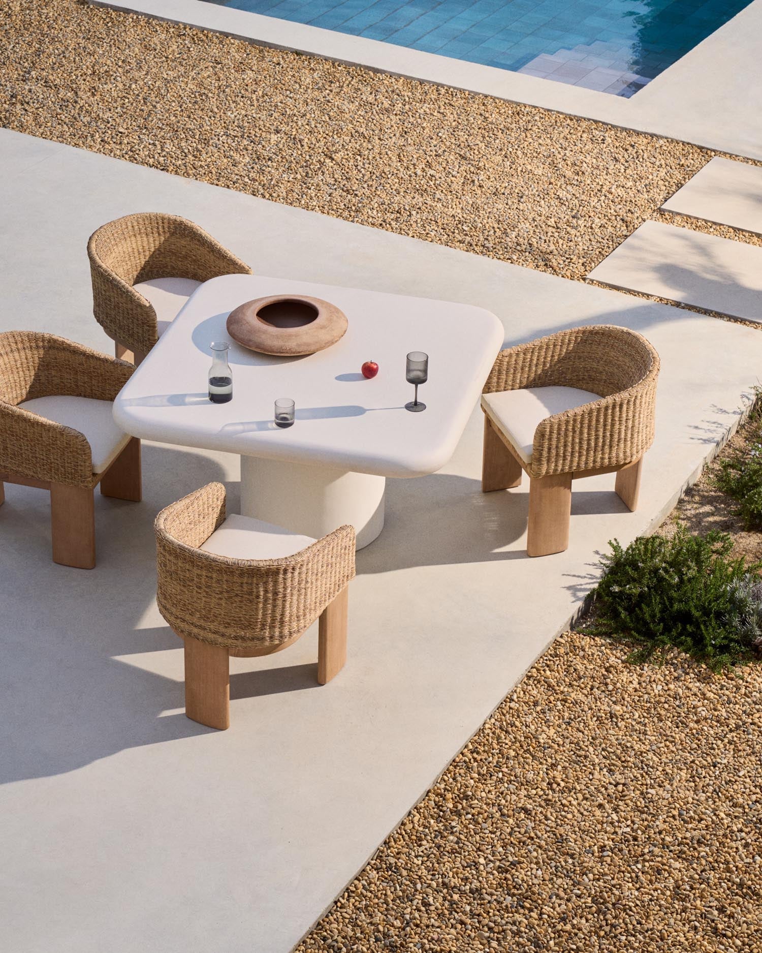 Tisch Addaia aus weißem Zement 135 x 135 cm in Weiss präsentiert im Onlineshop von KAQTU Design AG. Gartentisch ist von Kave Home