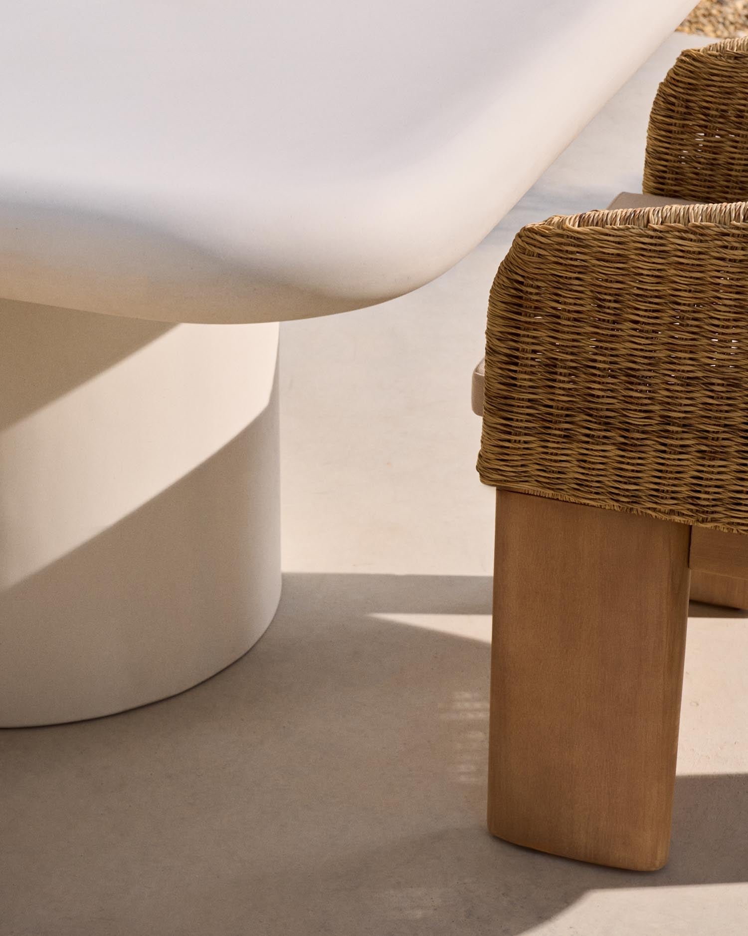 Tisch Addaia aus weißem Zement 135 x 135 cm in Weiss präsentiert im Onlineshop von KAQTU Design AG. Gartentisch ist von Kave Home