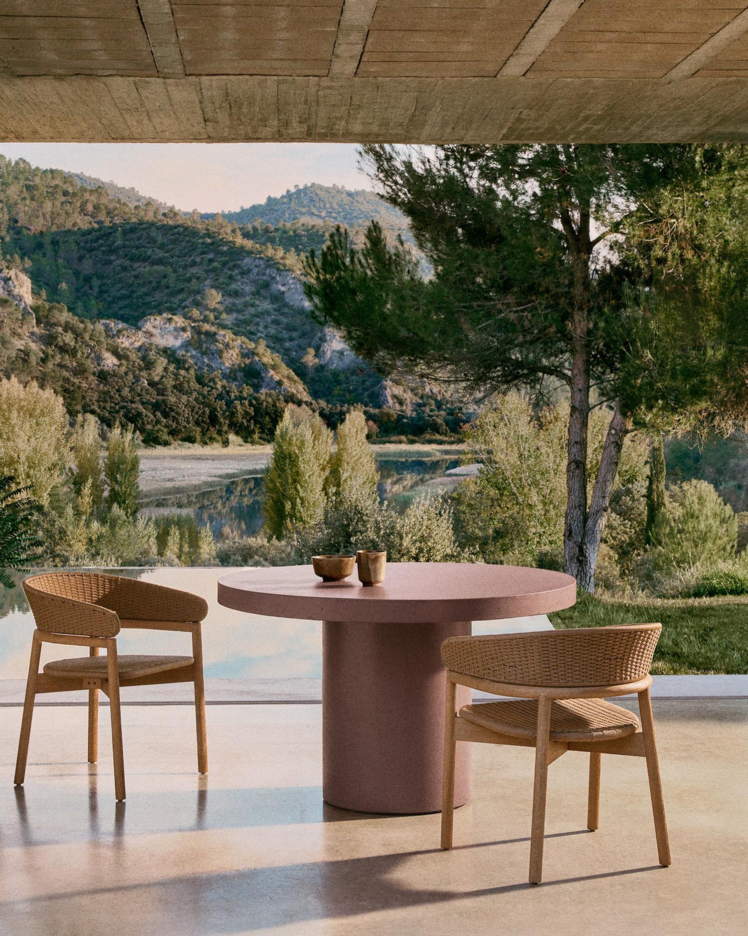 Round Aiguablava table made of terracotta cement, Ø120cm