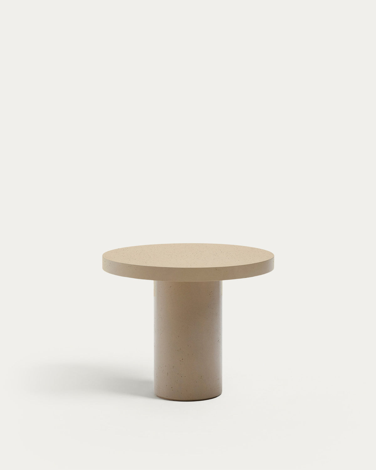 Runder Tisch Aiguablava aus Zement in Beige Ø 90 cm in Beige präsentiert im Onlineshop von KAQTU Design AG. Gartentisch ist von Kave Home